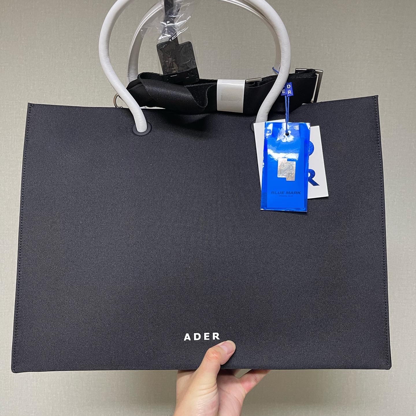 Ader Error Wide Shopper Bag Noir 착용 스타일 - 1