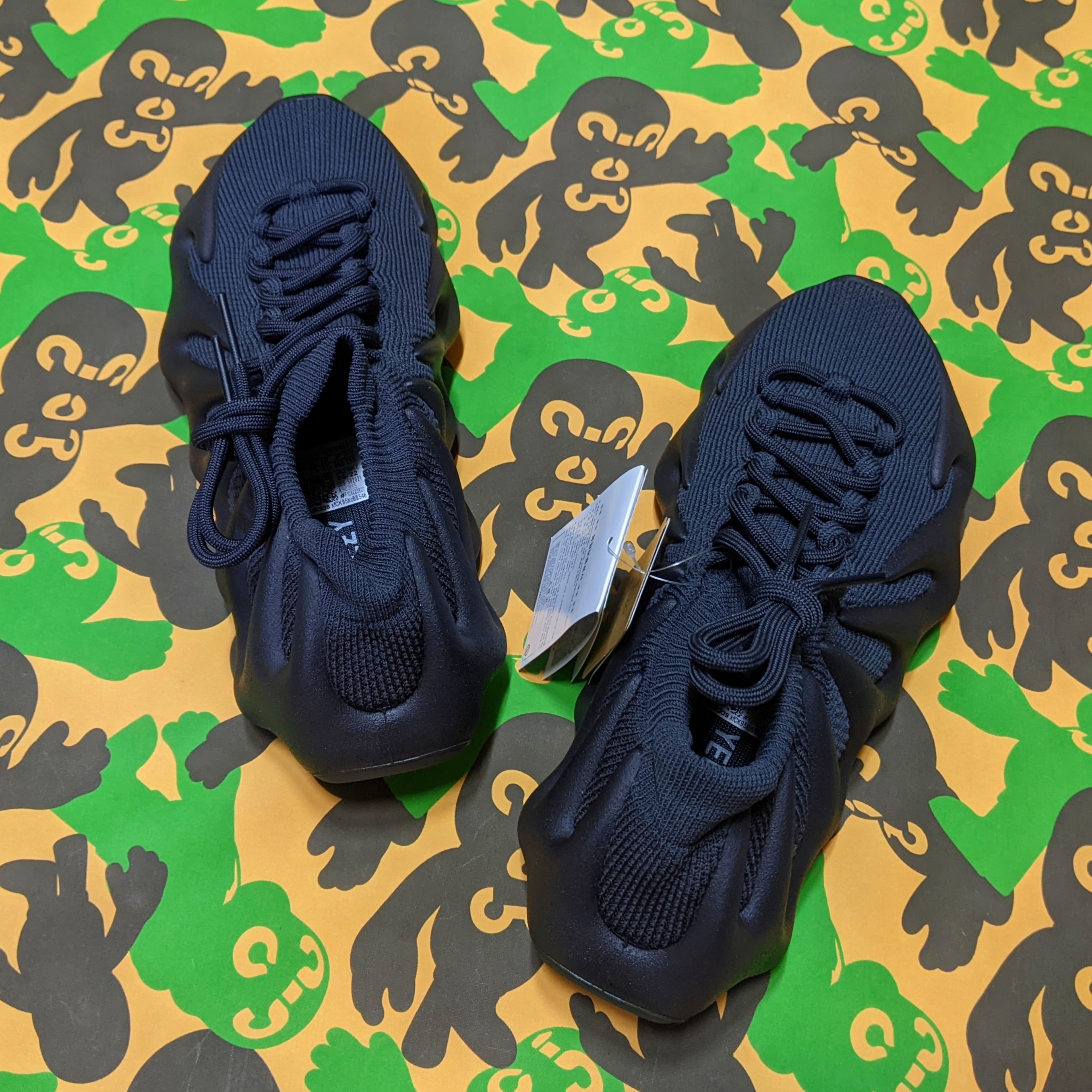 Adidas Yeezy 450 Utility Black 착용 스타일 - 2