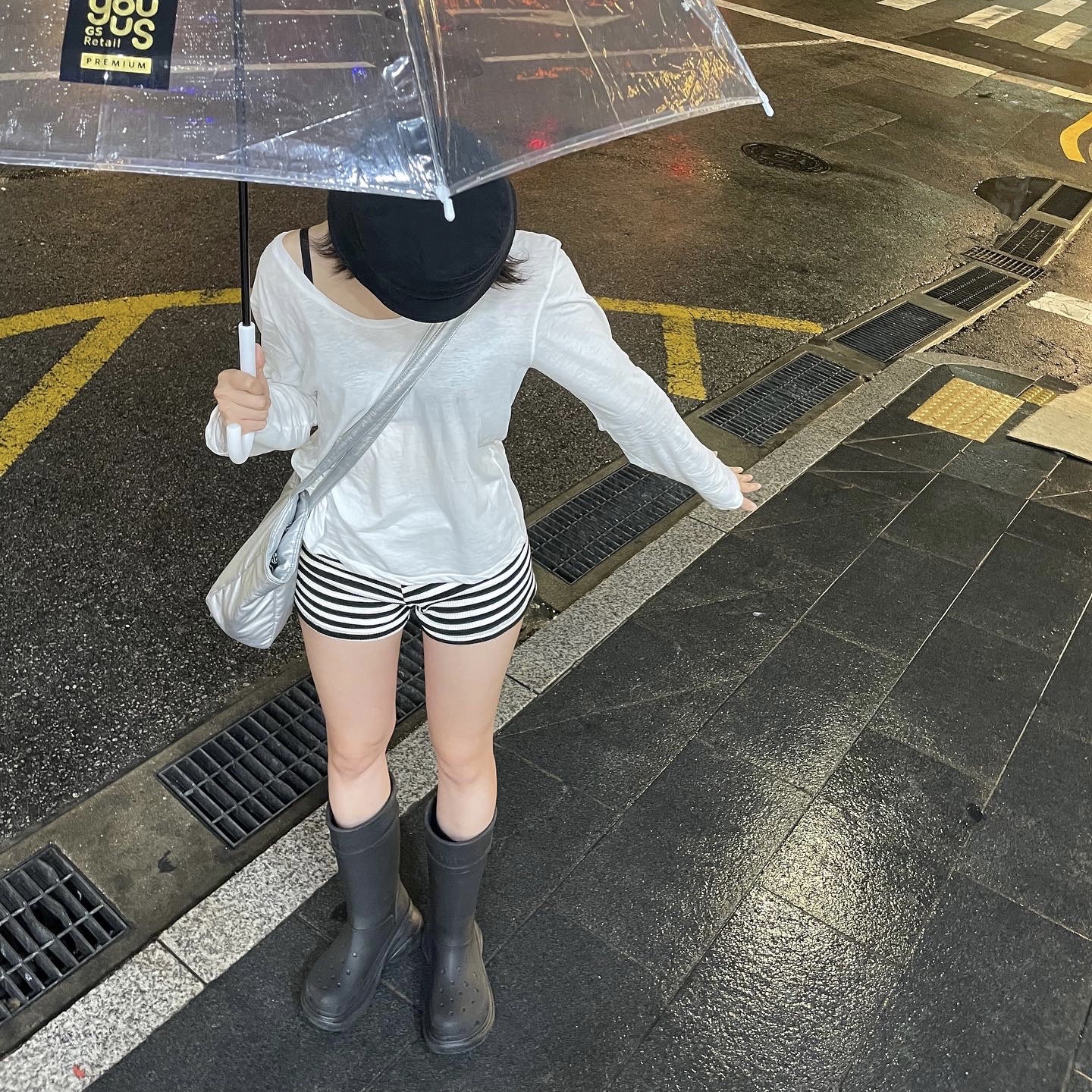 (W) Balenciaga x Crocs Rubber Boot Black 착용 스타일 - 2