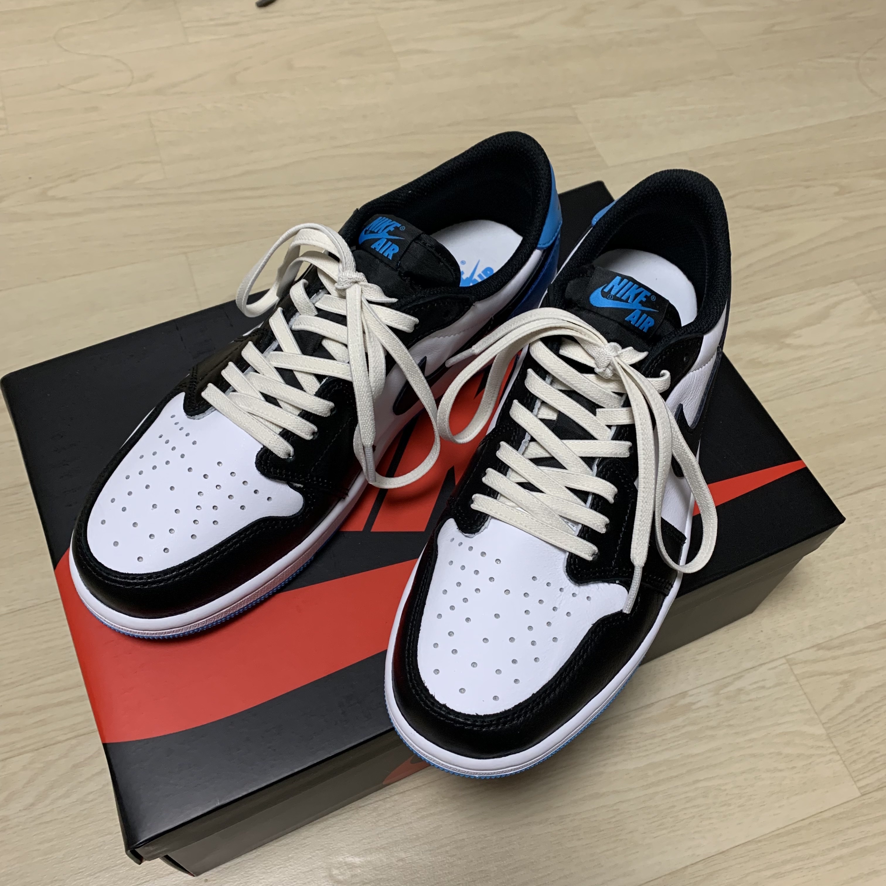 Jordan 1 Retro Low OG Black and Dark Powder Blue 착용 스타일 - 1