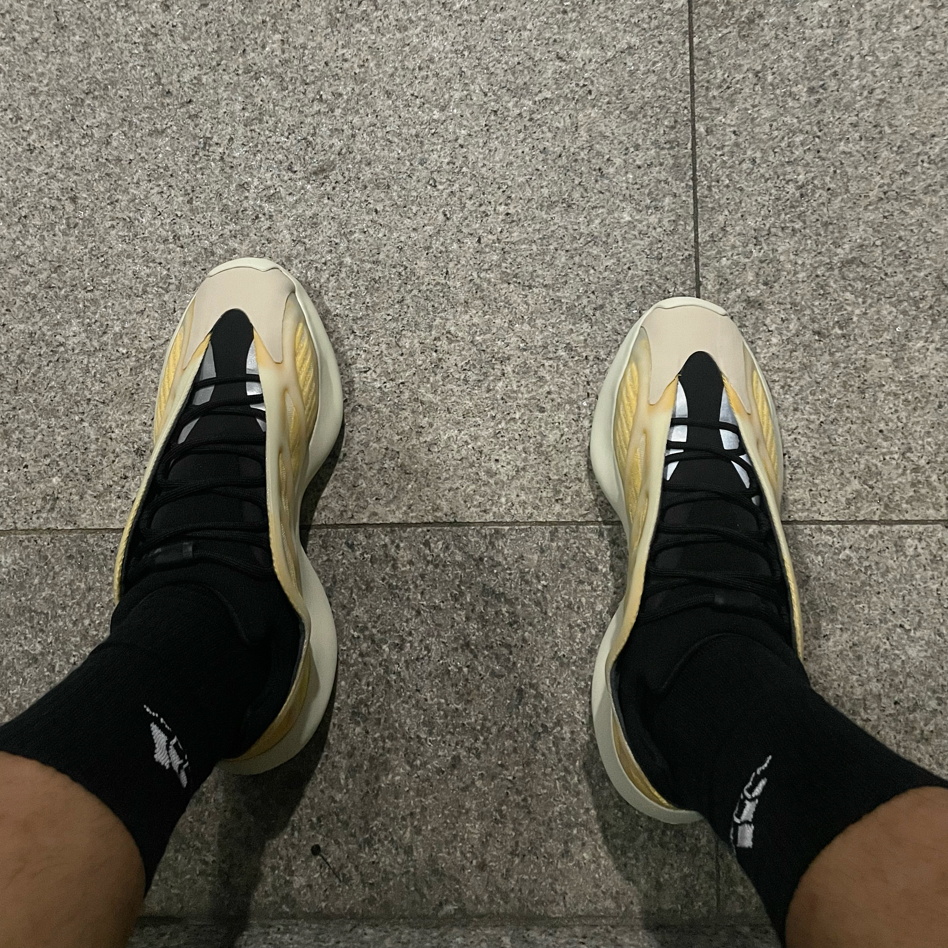Adidas Yeezy 700 V3 Mono Safflower 착용 스타일