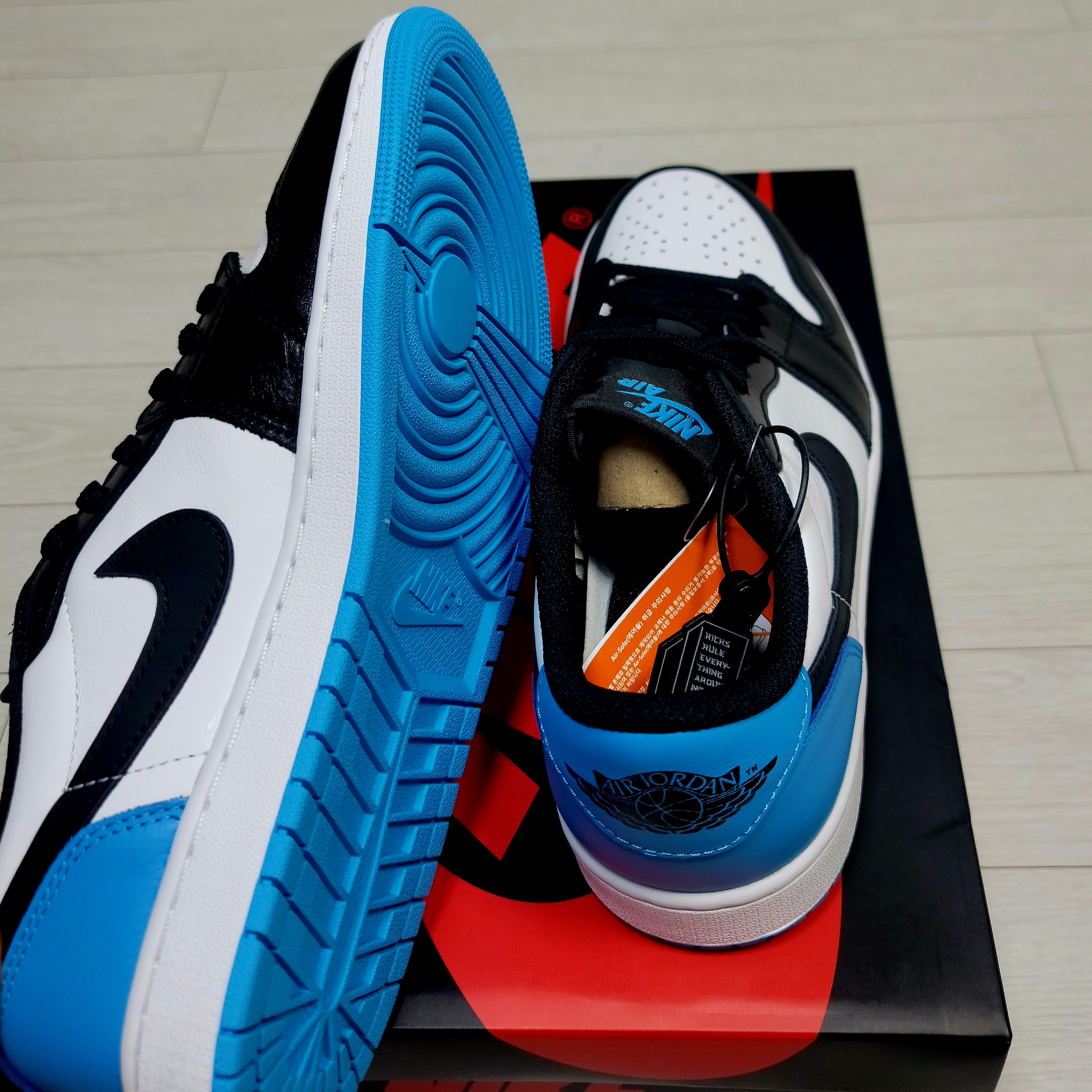 Jordan 1 Retro Low OG Black and Dark Powder Blue 착용 스타일 - 4