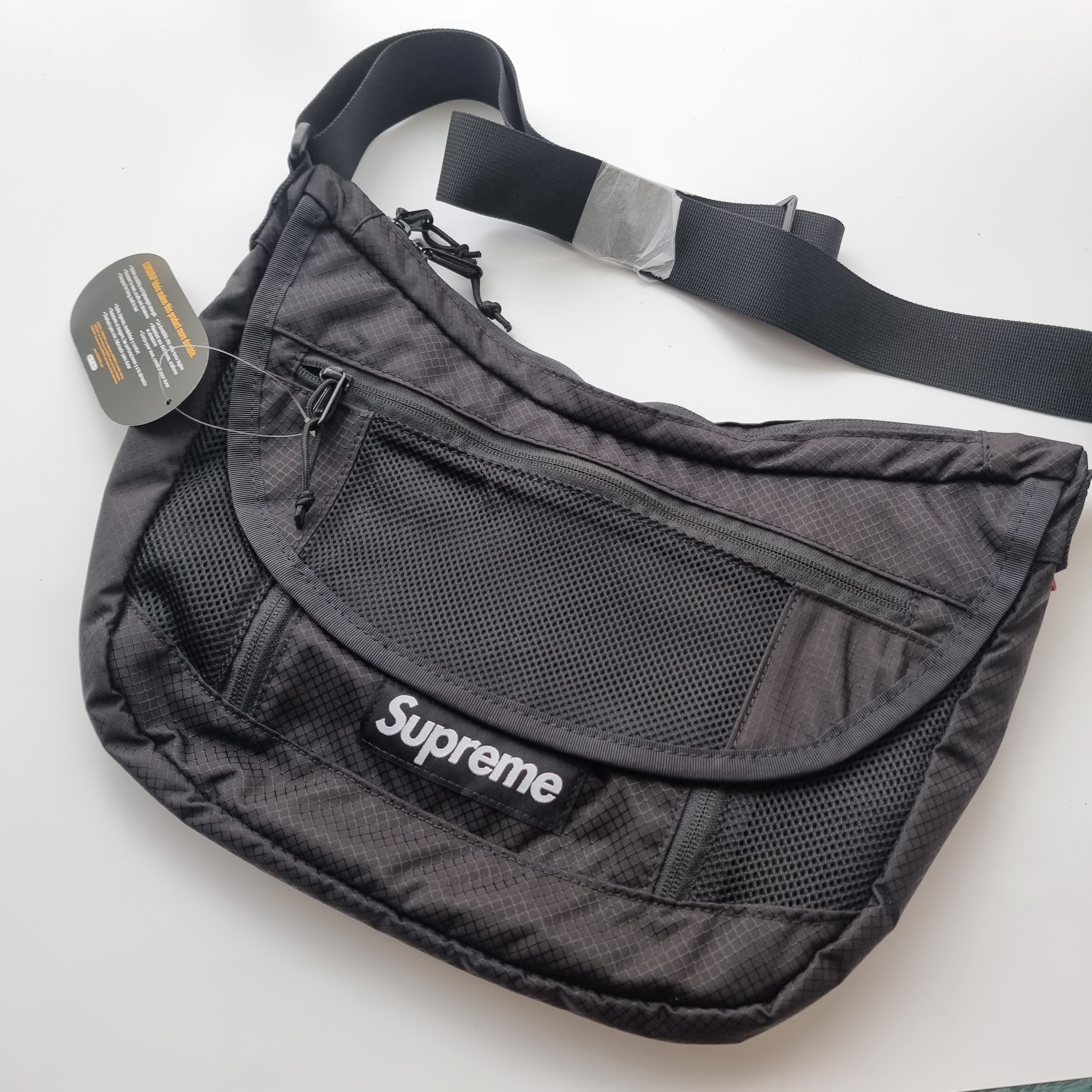 Supreme Small Messenger Bag Black - 22SS 착용 스타일