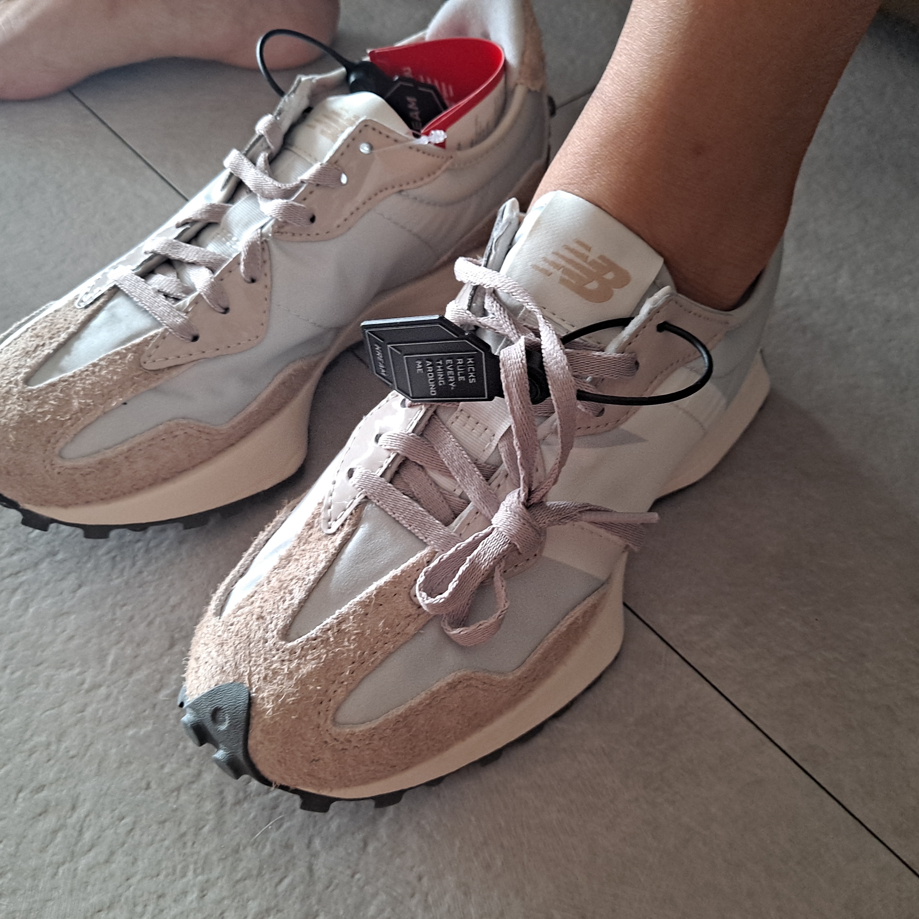 (W) New Balance 327 Grey Beige 착용 스타일