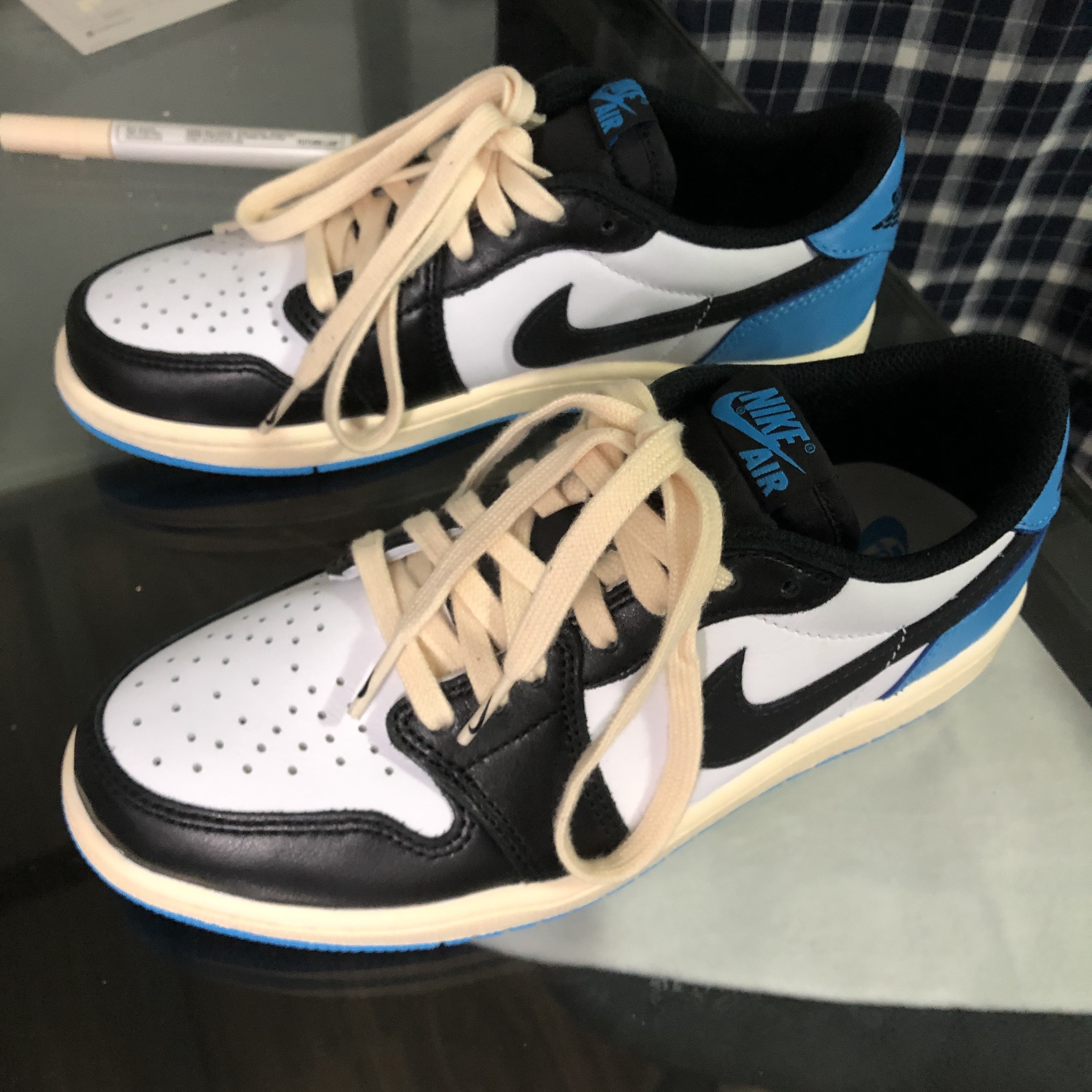 Jordan 1 Retro Low OG Black and Dark Powder Blue 착용 스타일 - 1