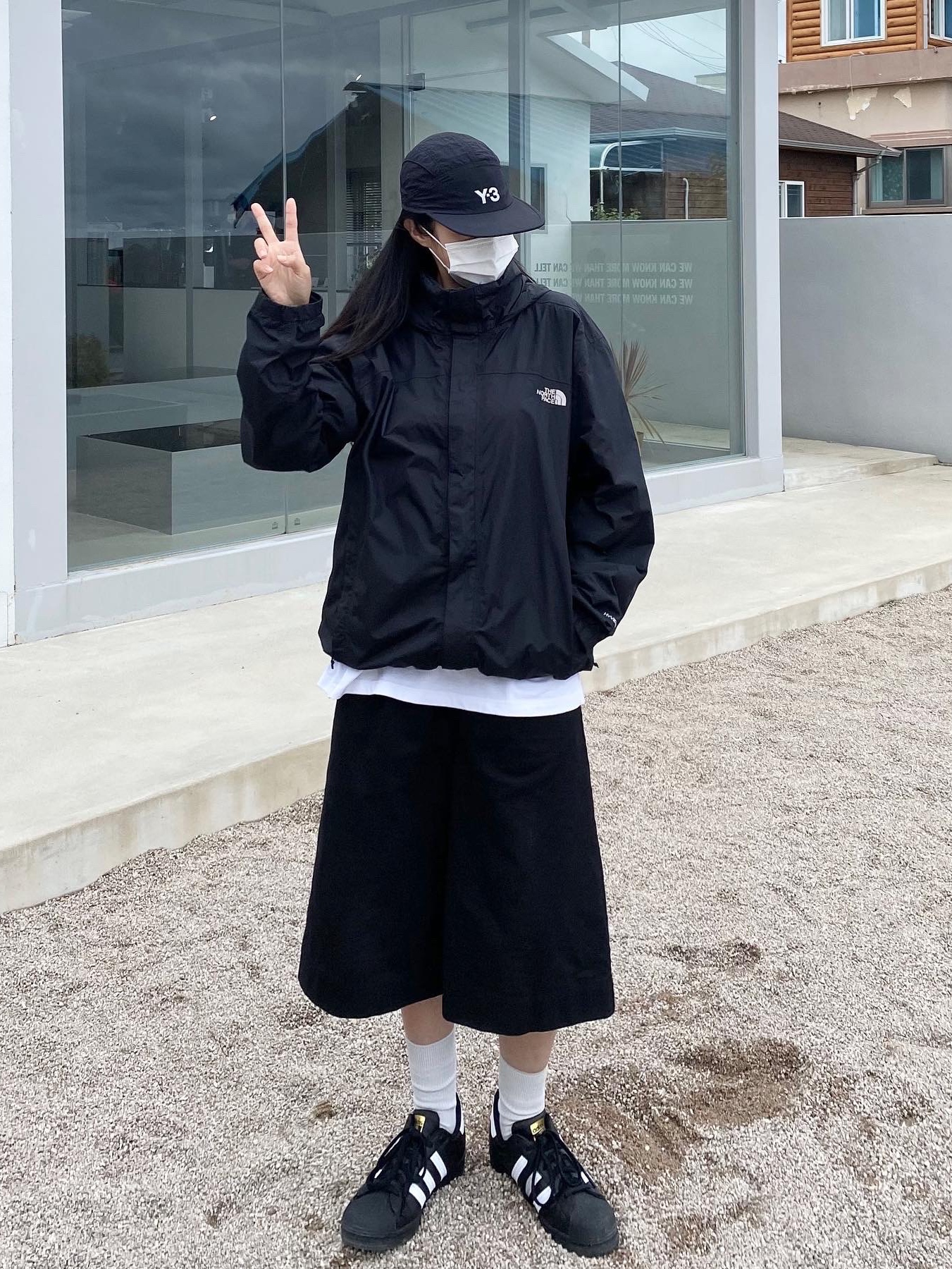 Adidas Superstar Core Black White 착용 스타일 - 1