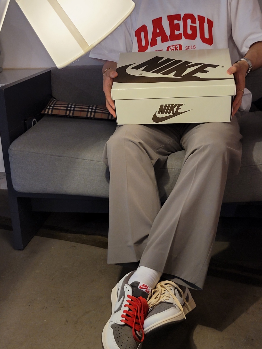 Jordan 1 x Travis Scott Retro Low OG SP Sail and Ridgerock 착용 스타일 - 1