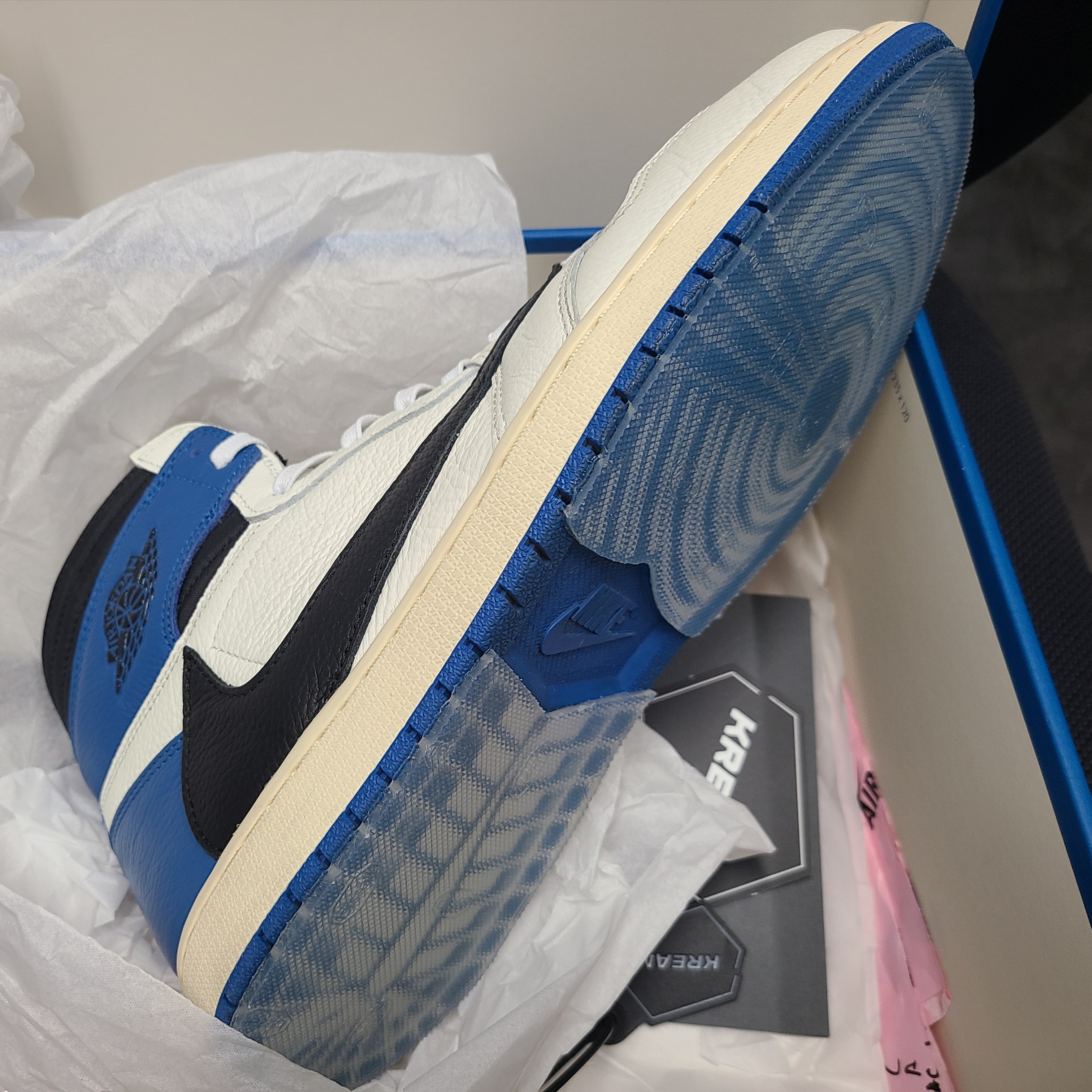 Jordan 1 x Travis Scott x Fragment Retro High OG SP Military Blue 착용 스타일 - 3