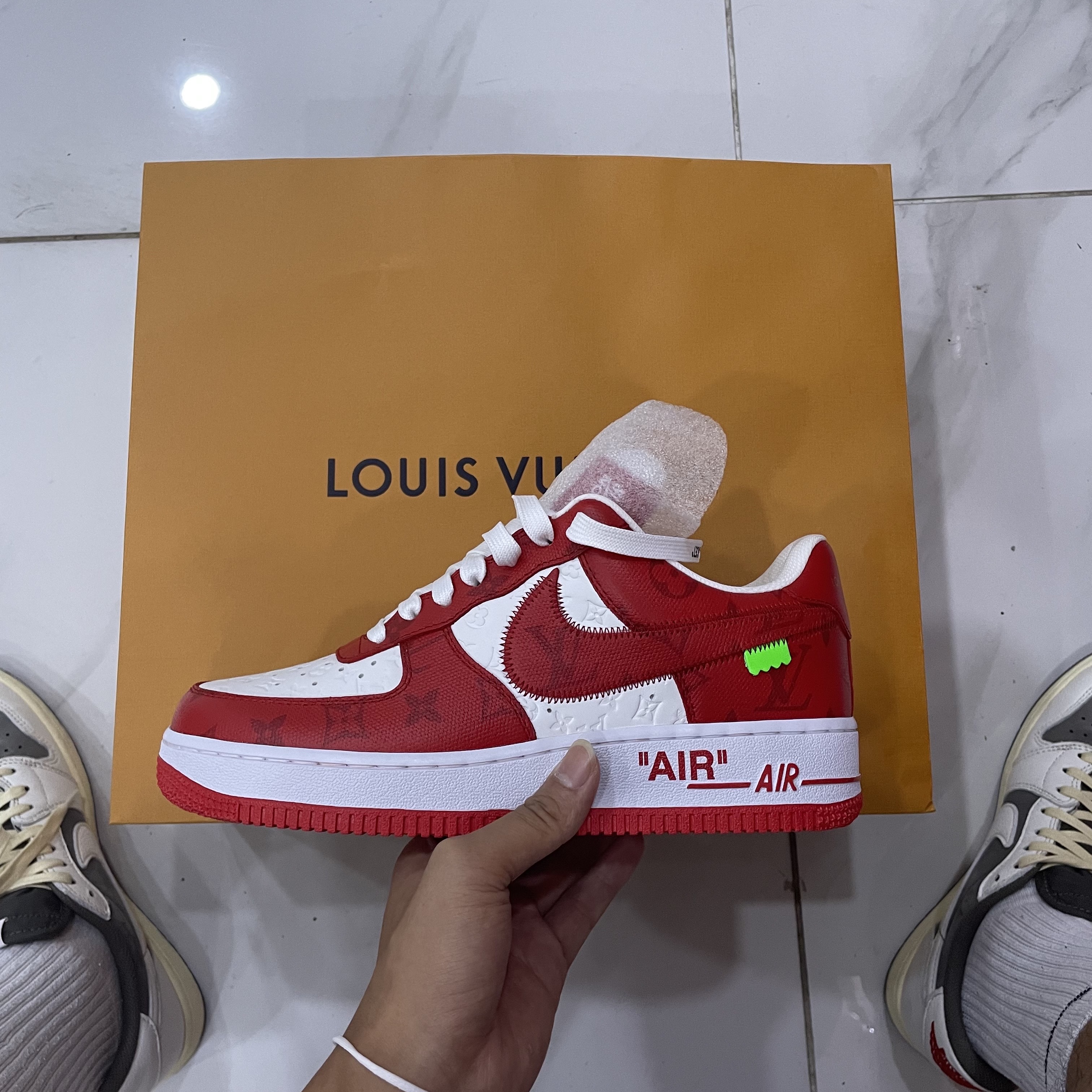 Louis Vuitton x Nike Air Force 1 Low by Virgil Abloh White Comet Red, Jordan 1 x Travis Scott Retro Low OG SP Sail and Ridgerock 착용 스타일