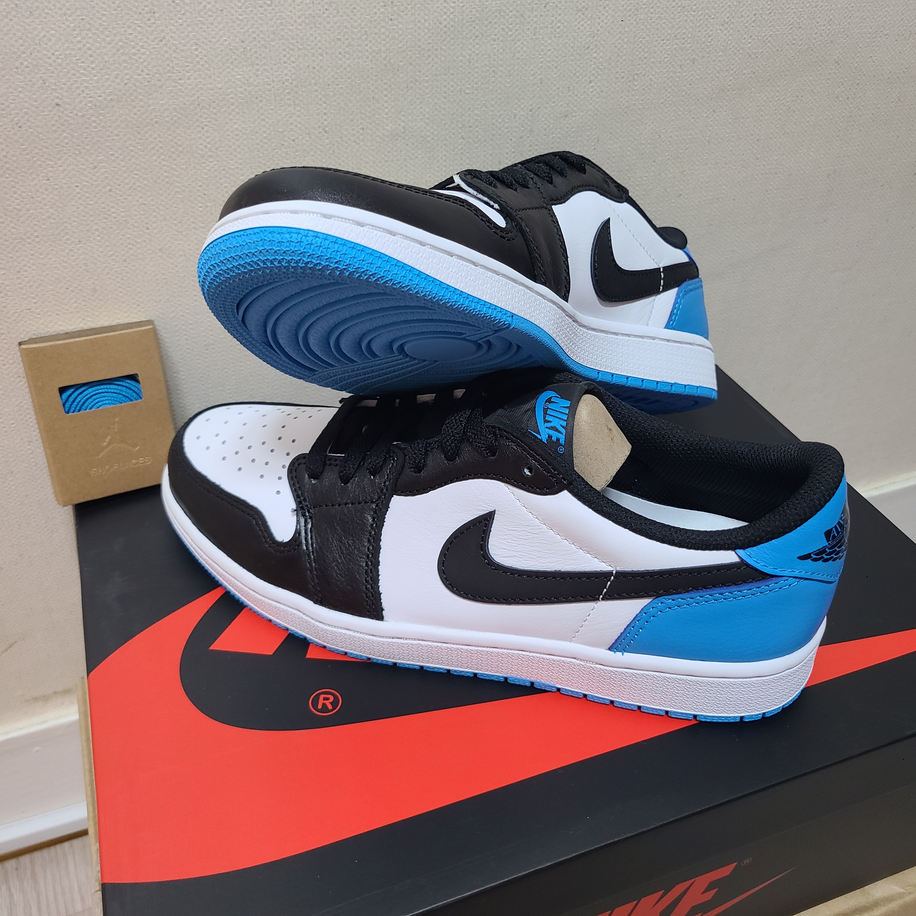Jordan 1 Retro Low OG Black and Dark Powder Blue 착용 스타일 - 1