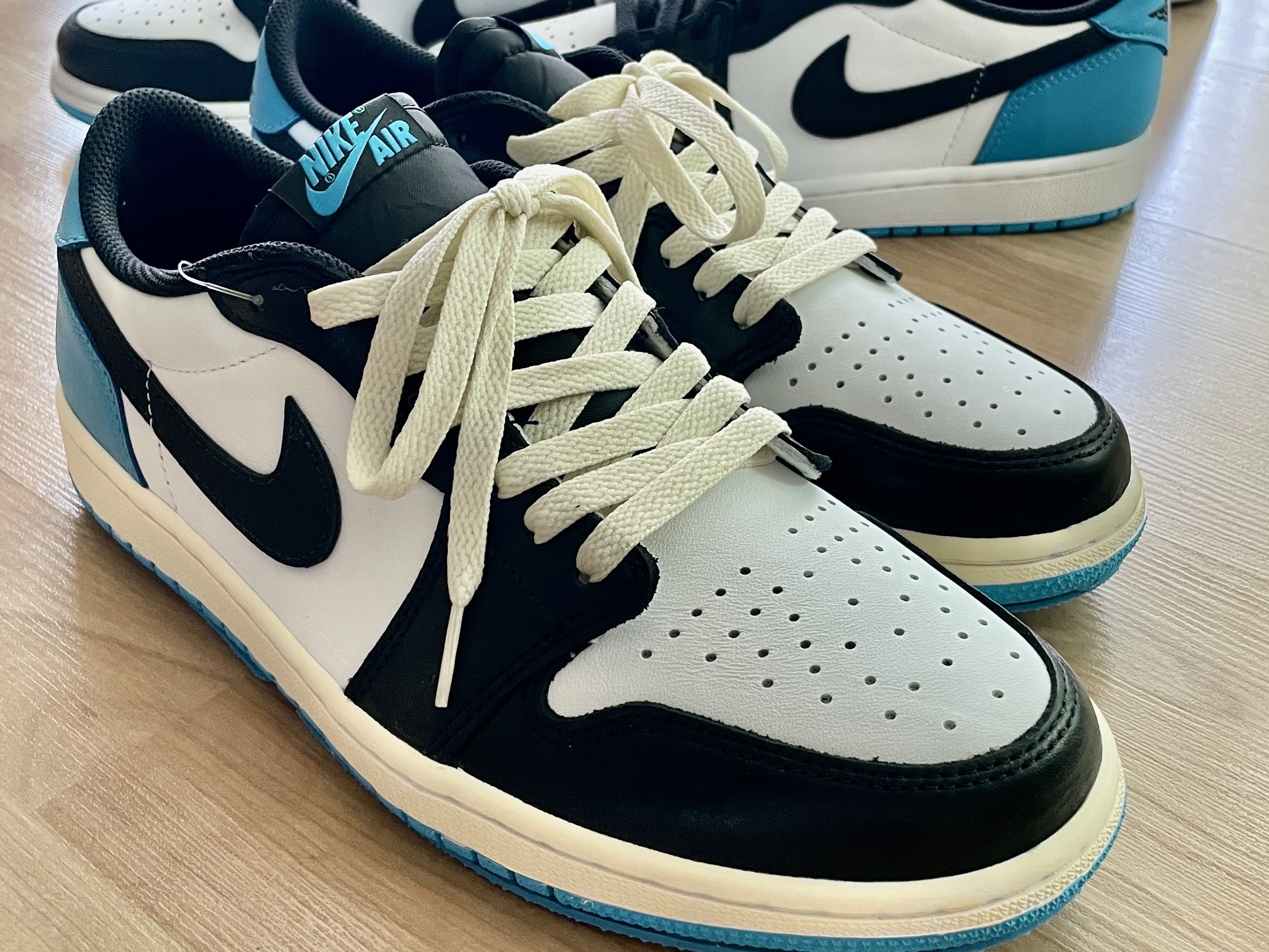 Jordan 1 Retro Low OG Black and Dark Powder Blue, Nike x Kasina Air Max 1 SP Won-Ang Particle Grey 착용 스타일 - 2