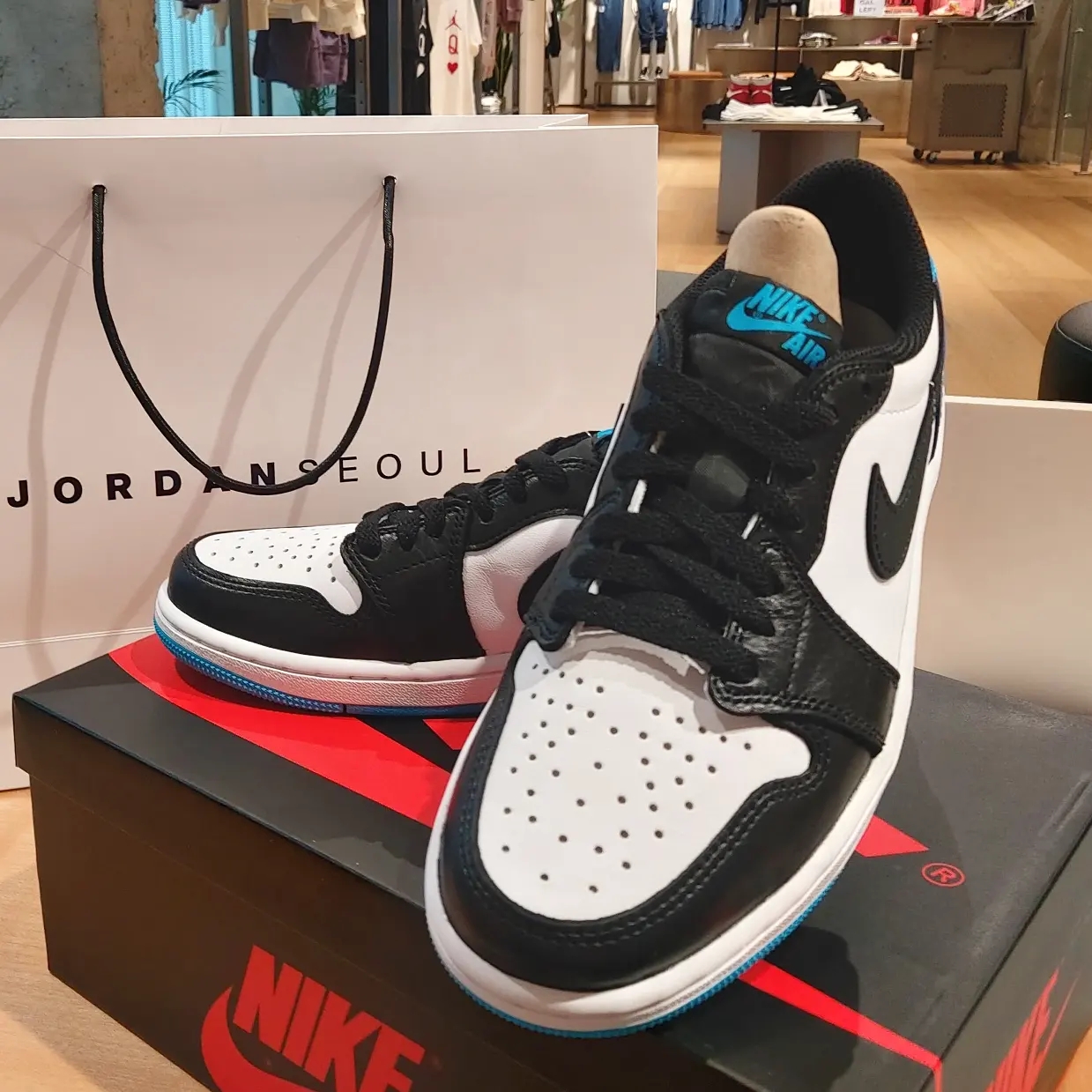 Jordan 1 Retro Low OG Black and Dark Powder Blue 착용 스타일 - 2