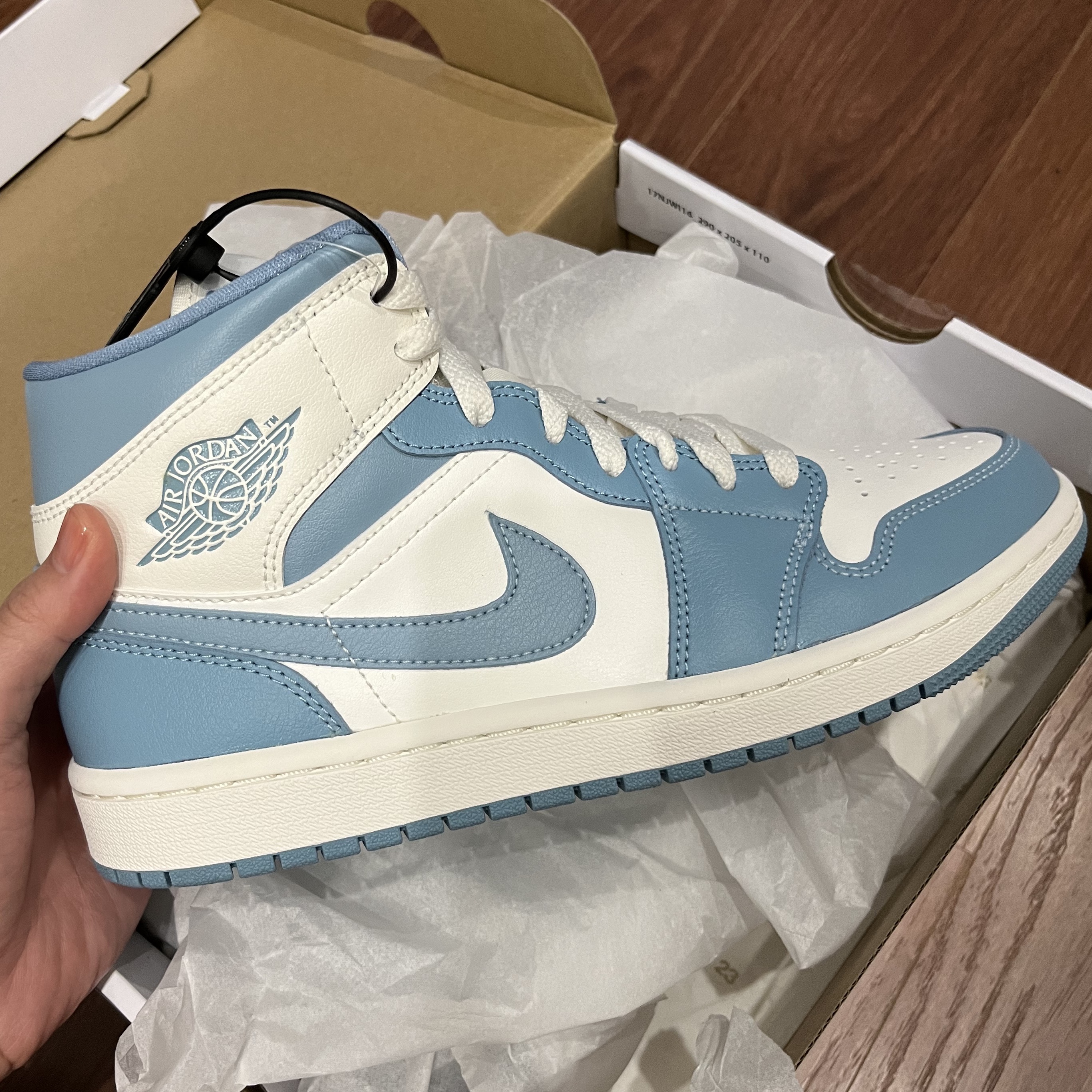 (W) Jordan 1 Mid Sail and Worn Blue 착용 스타일