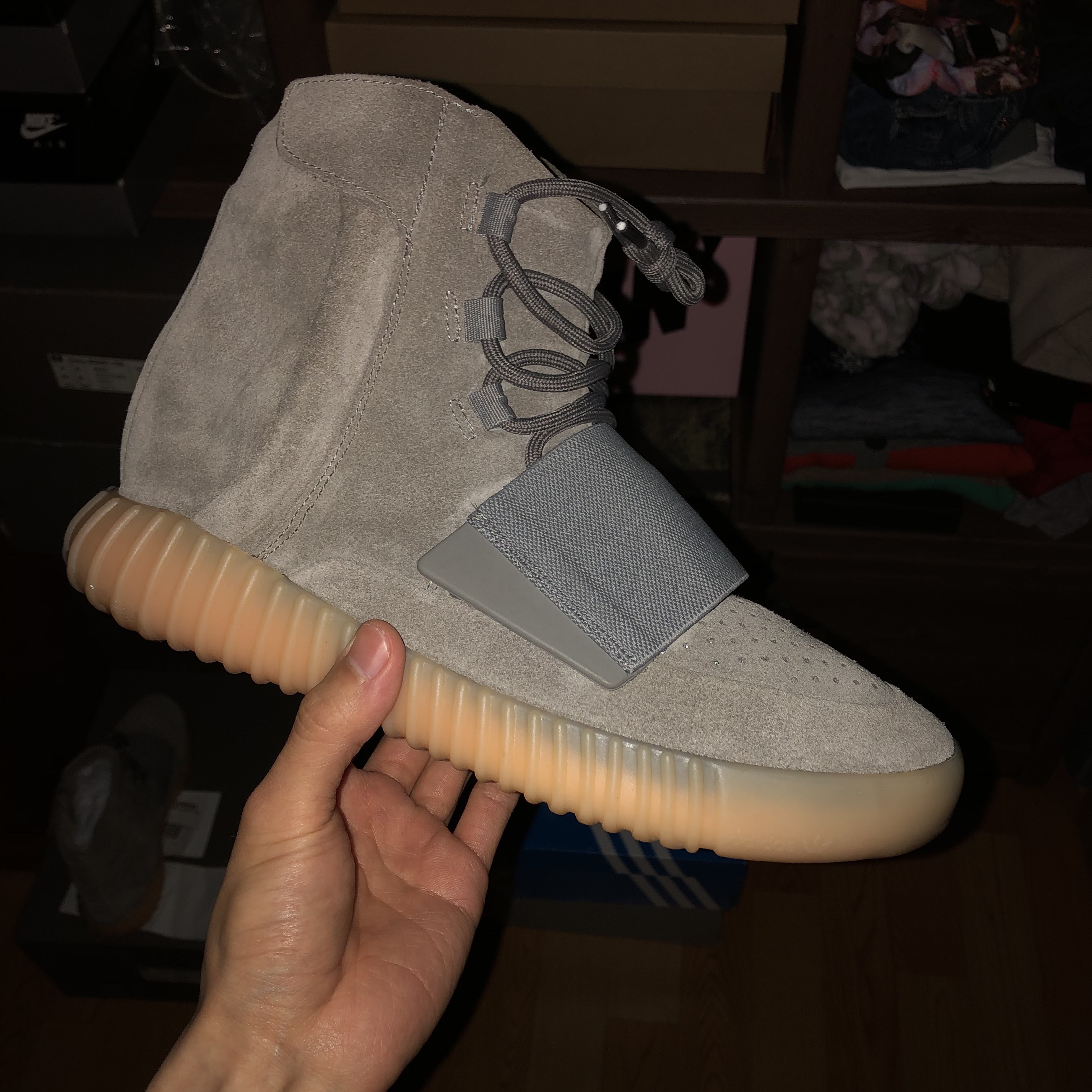 Adidas Yeezy Boost 750 Light Brown Gum (Chocolate), Adidas Yeezy Boost 750 Light Grey Glow In the Dark 착용 스타일 - 4