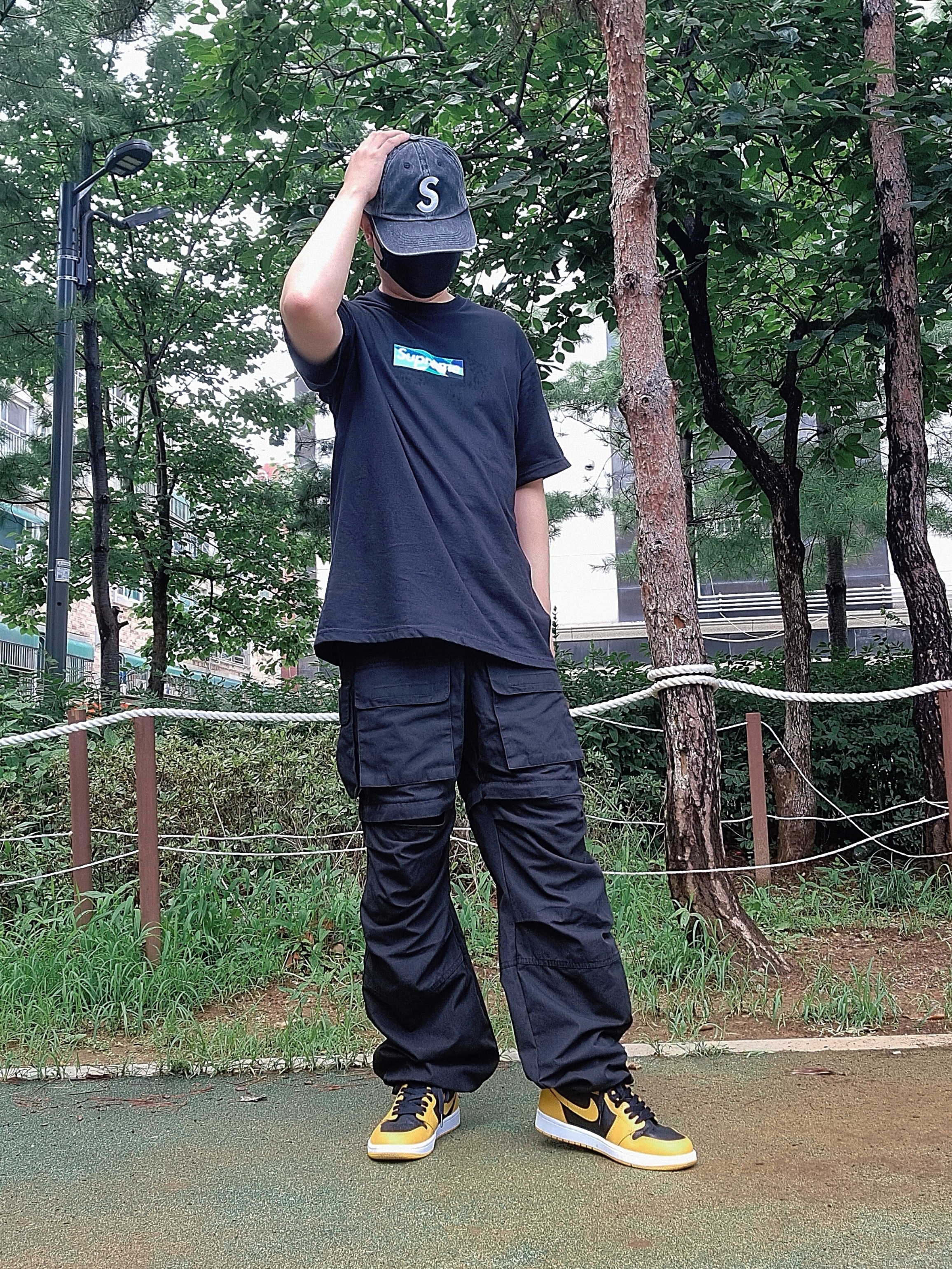 Supreme Pigment Print S Logo 6-Panel Black - 20SS, Supreme x Emilio Pucci Box Logo T-Shirt Black Blue - 21SS 착용 스타일 - 2