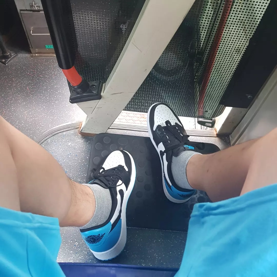 Jordan 1 Retro Low OG Black and Dark Powder Blue 착용 스타일 - 2