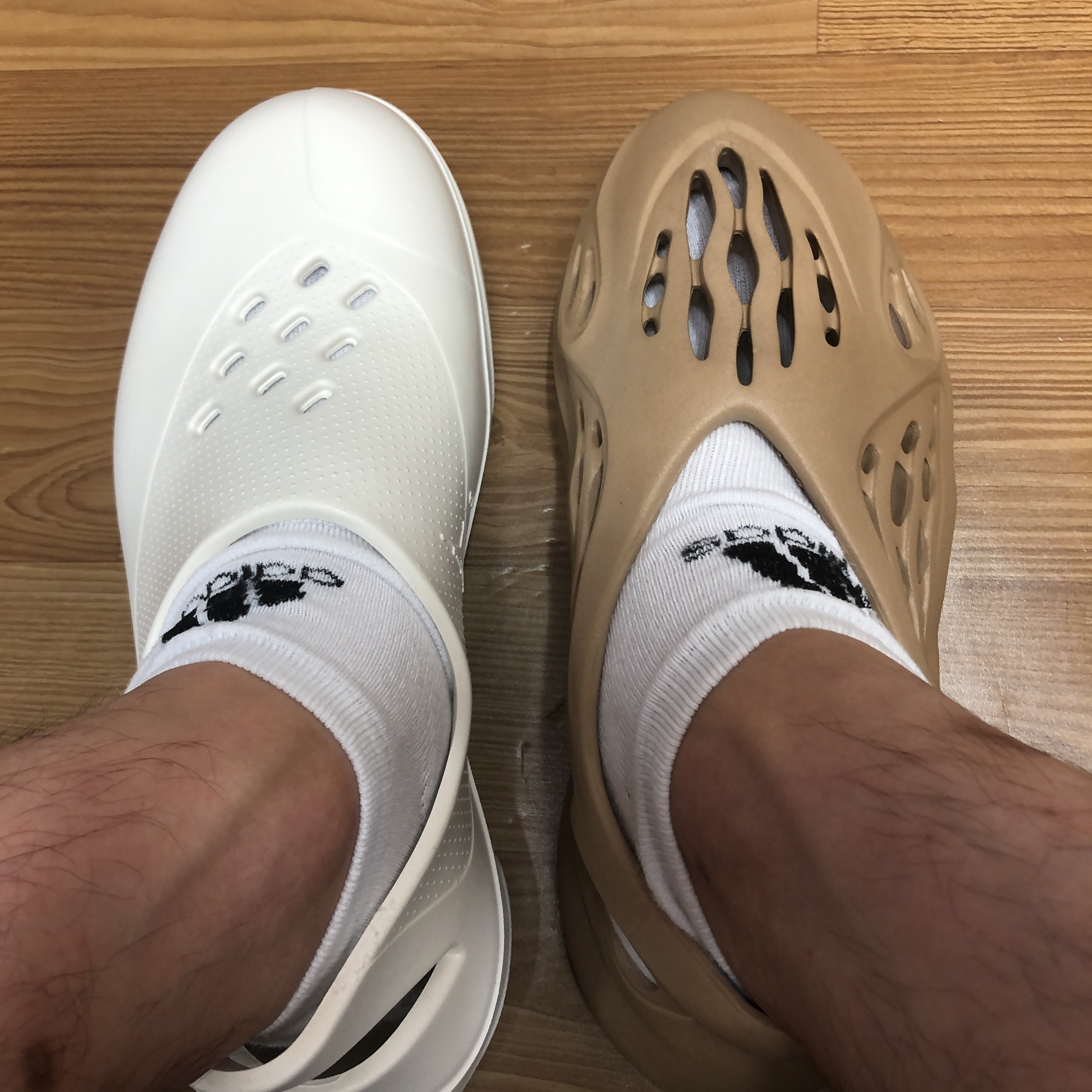 Jordan System .23 Sail and Cement Grey, Adidas Yeezy Foam RNNR Ochre 착용 스타일 - 1
