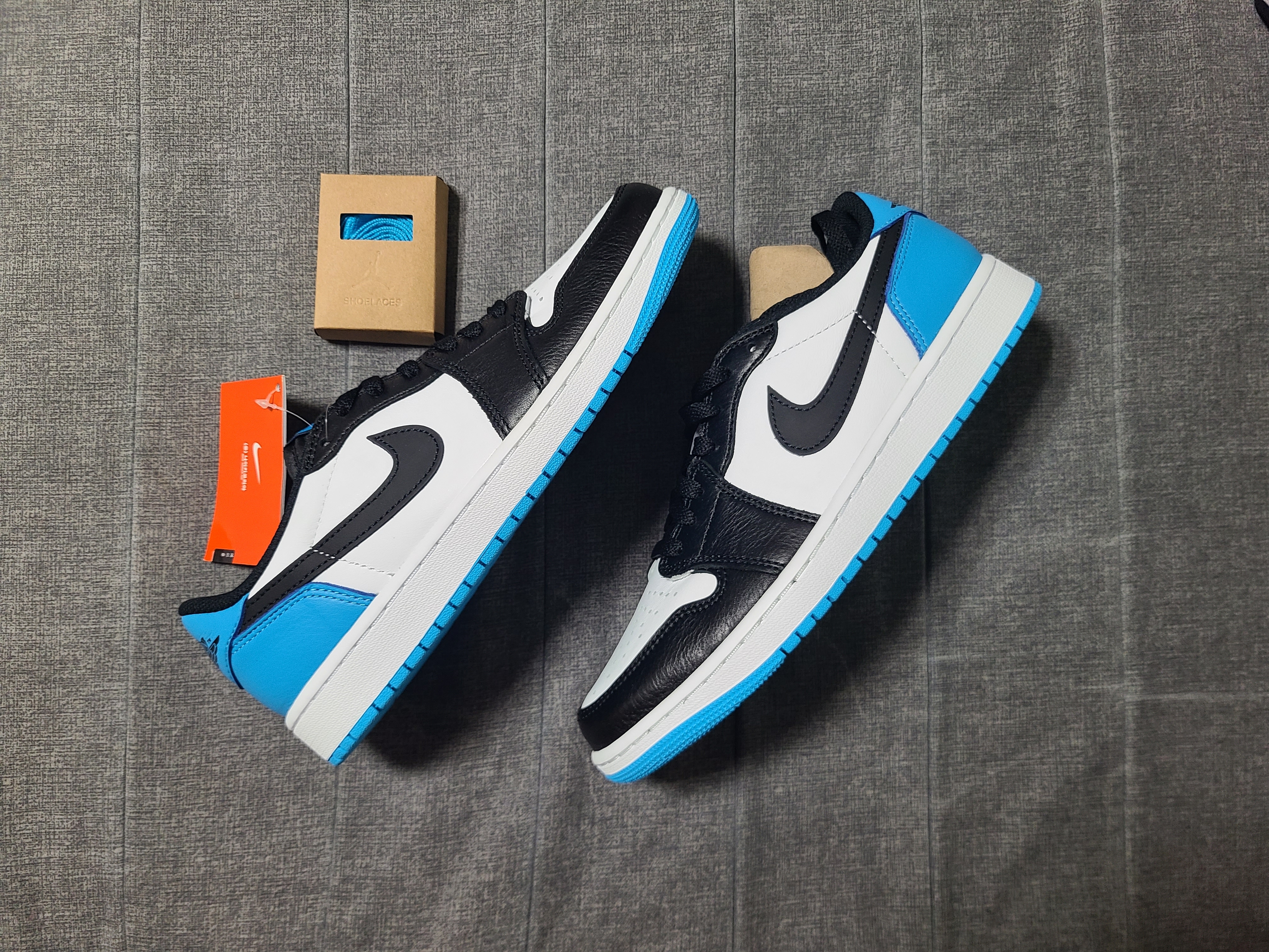 Jordan 1 Retro Low OG Black and Dark Powder Blue 착용 스타일