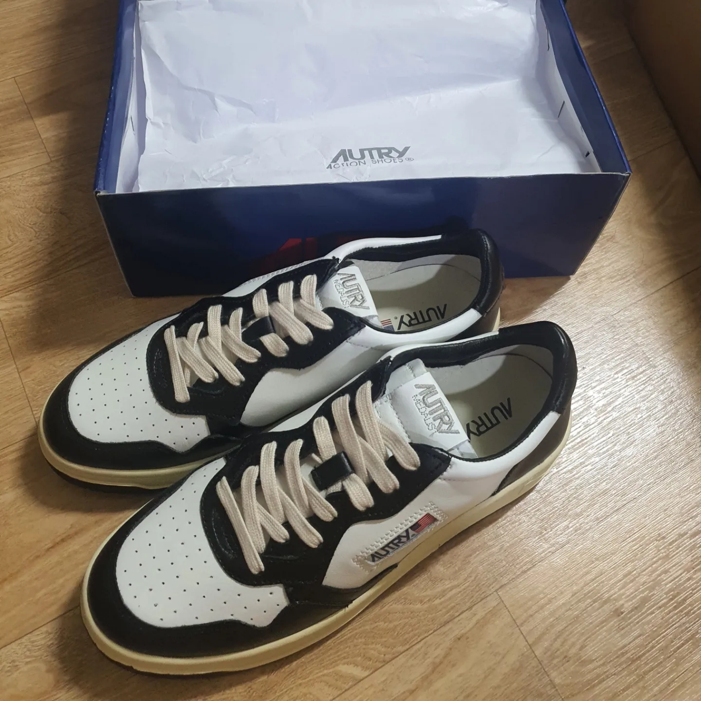 Autry Medalist Low Leather Sneakers Black White 착용 스타일 - 3