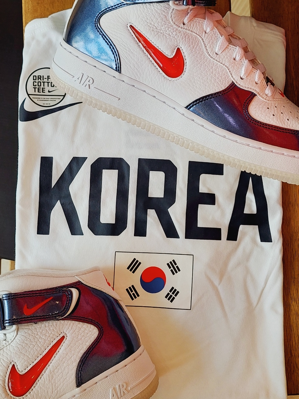 Nike Air Force 1 Mid QS University Red and Midnight Navy 착용 스타일