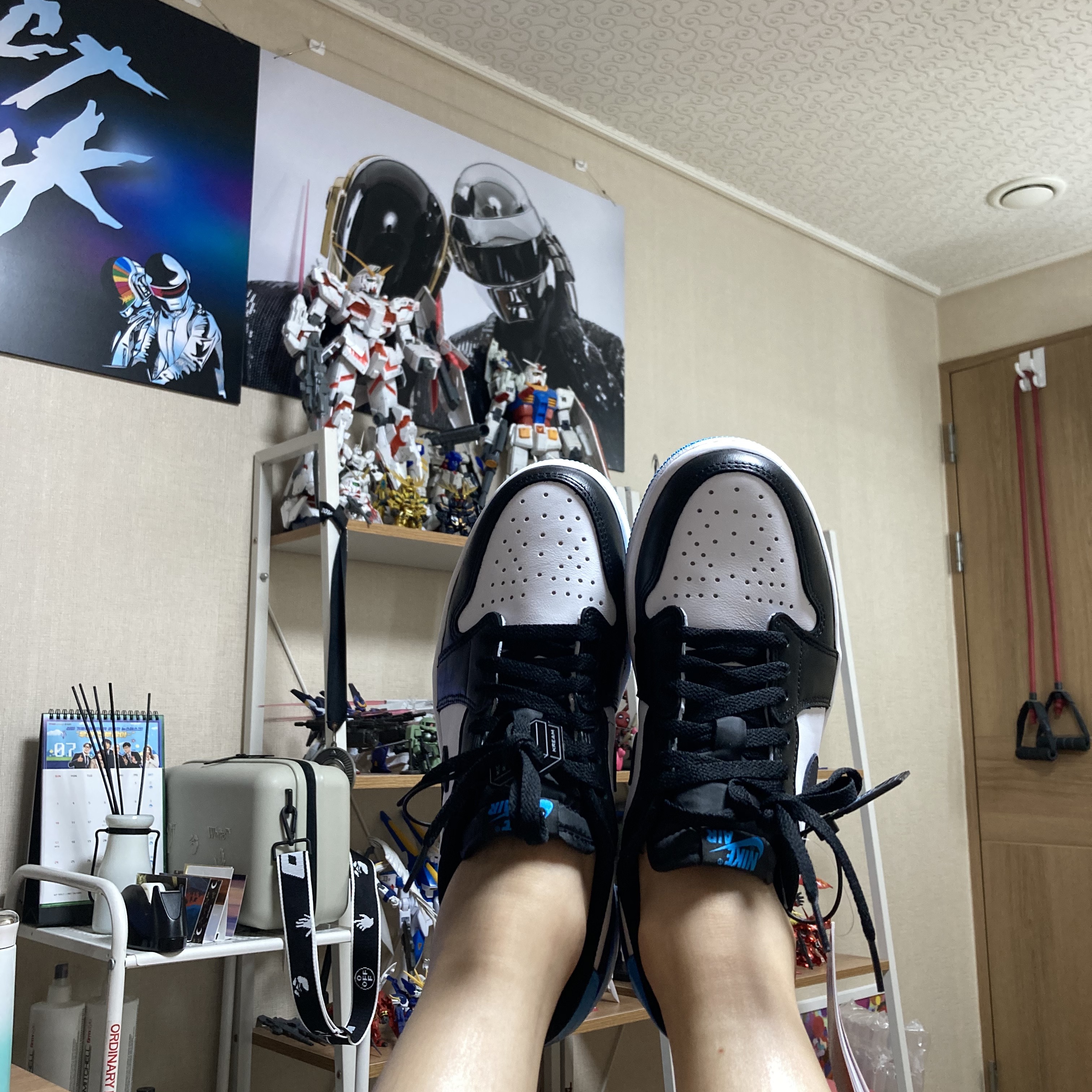 Jordan 1 Retro Low OG Black and Dark Powder Blue 착용 스타일 - 1