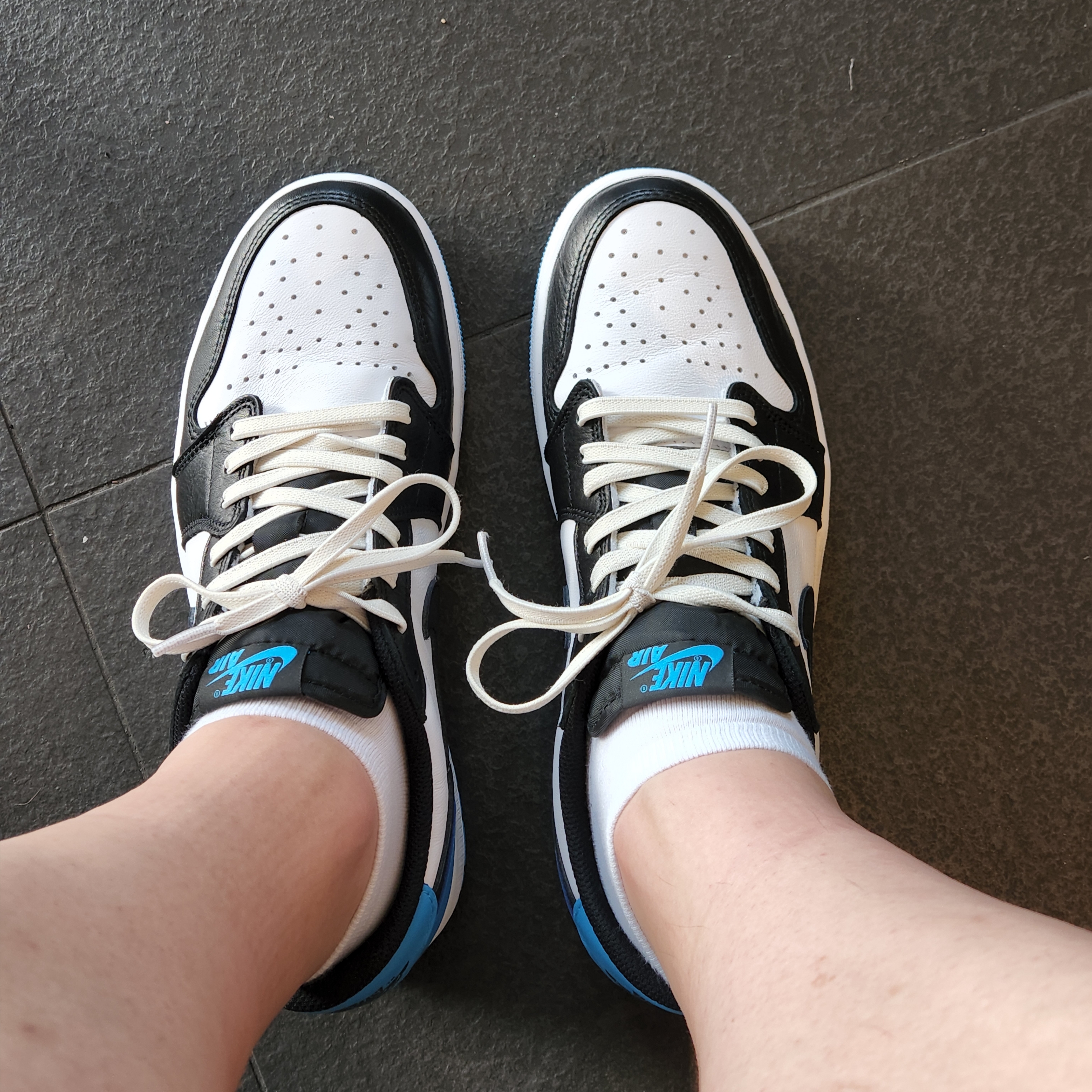 Jordan 1 Retro Low OG Black and Dark Powder Blue 착용 스타일