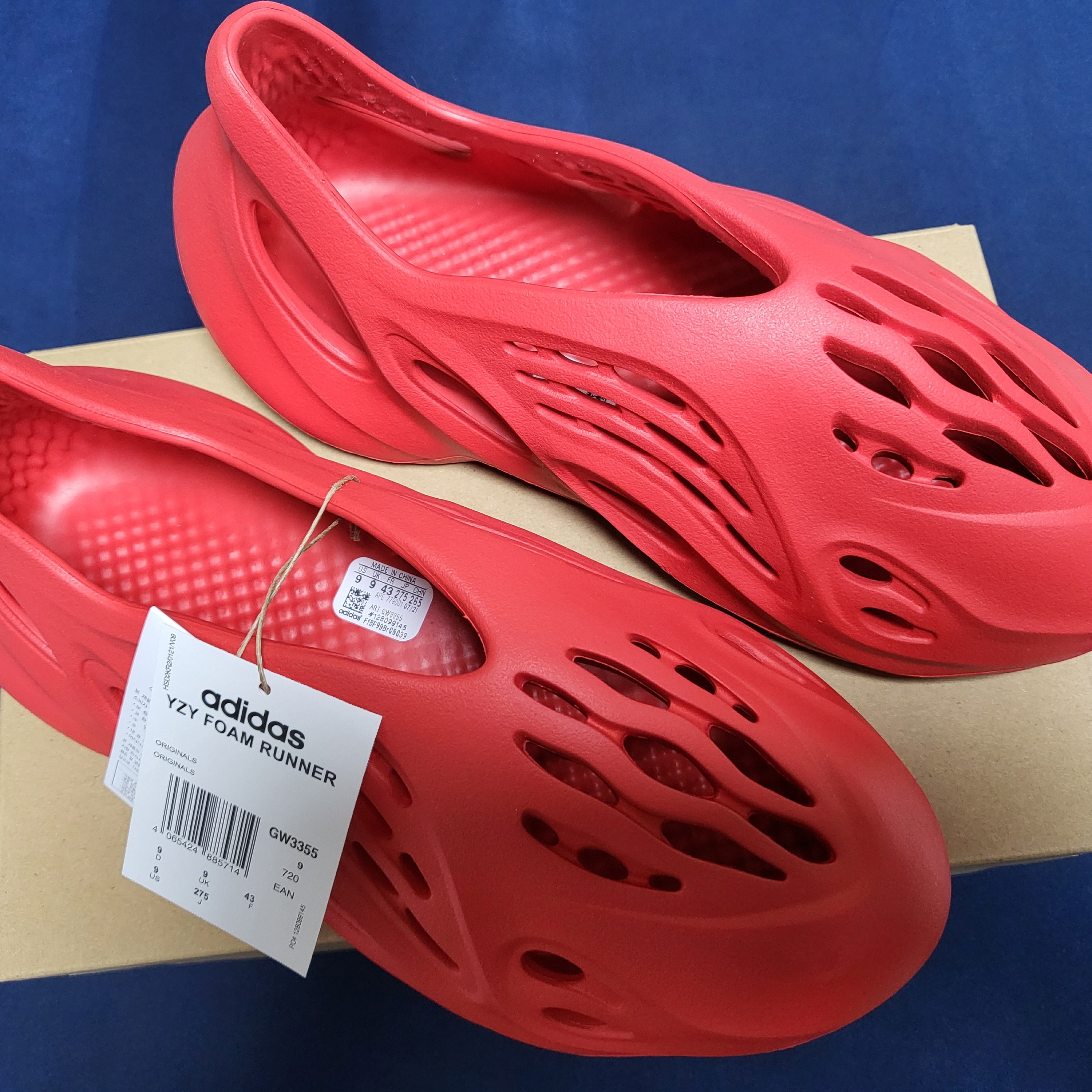 Adidas Yeezy Foam RNNR Vermilion 착용 스타일