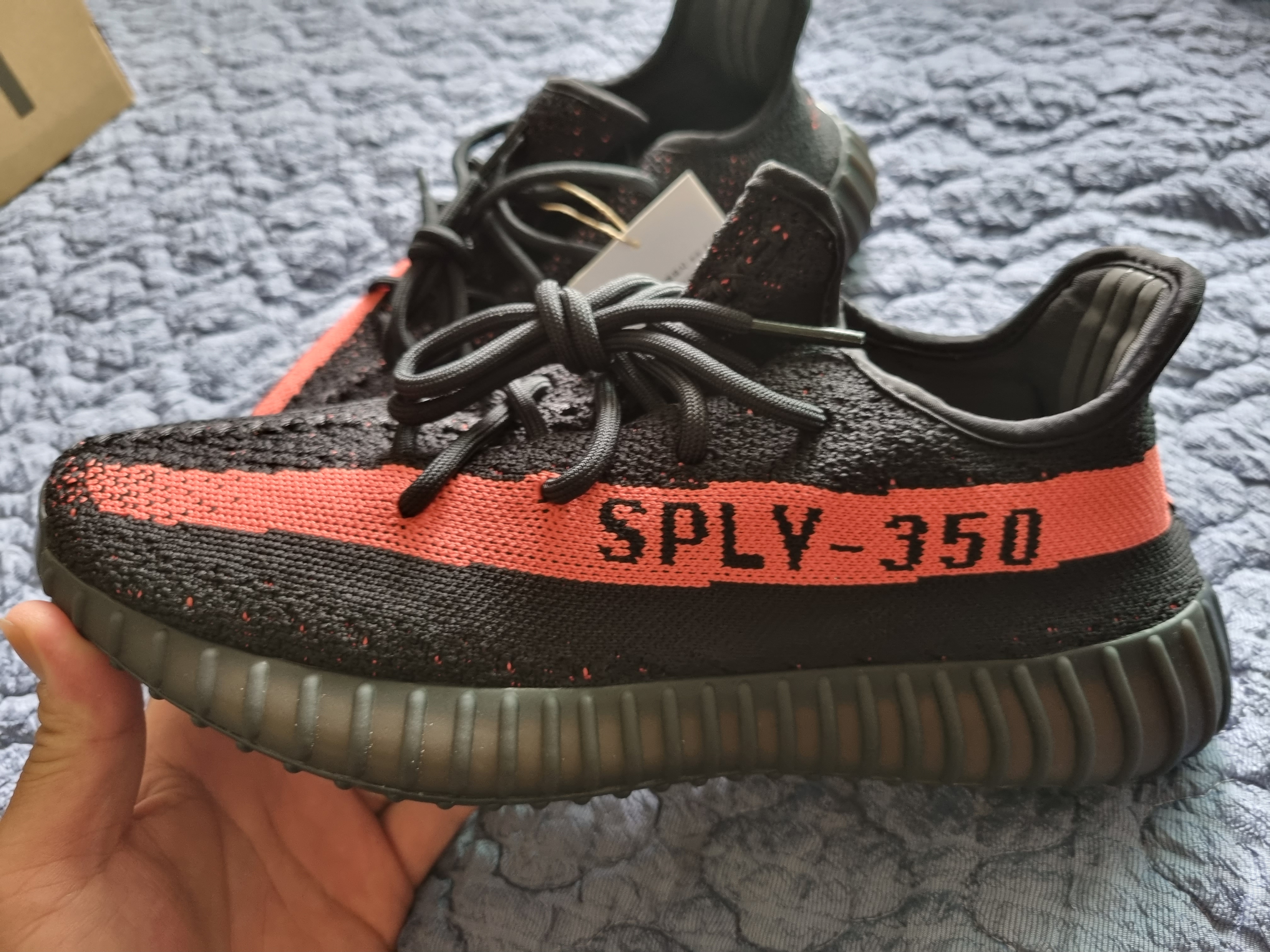 Adidas Yeezy Boost 350 V2 Core Black Red 2022/2023 착용 스타일 - 2