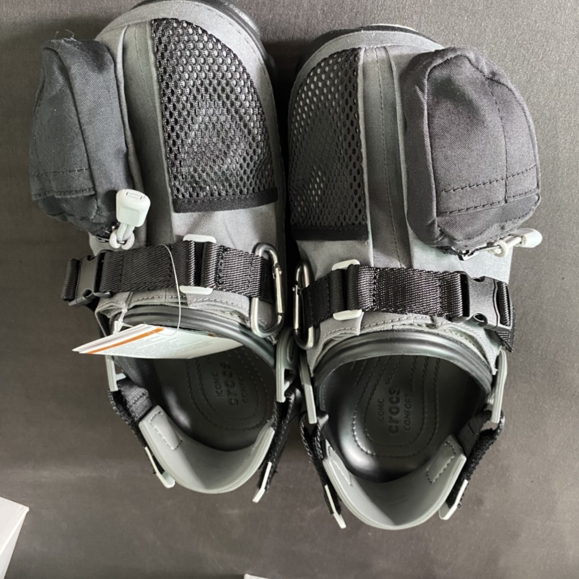 Crocs x Beams Classic All Terrain Mountain Parka Clog Grey 착용 스타일 - 3