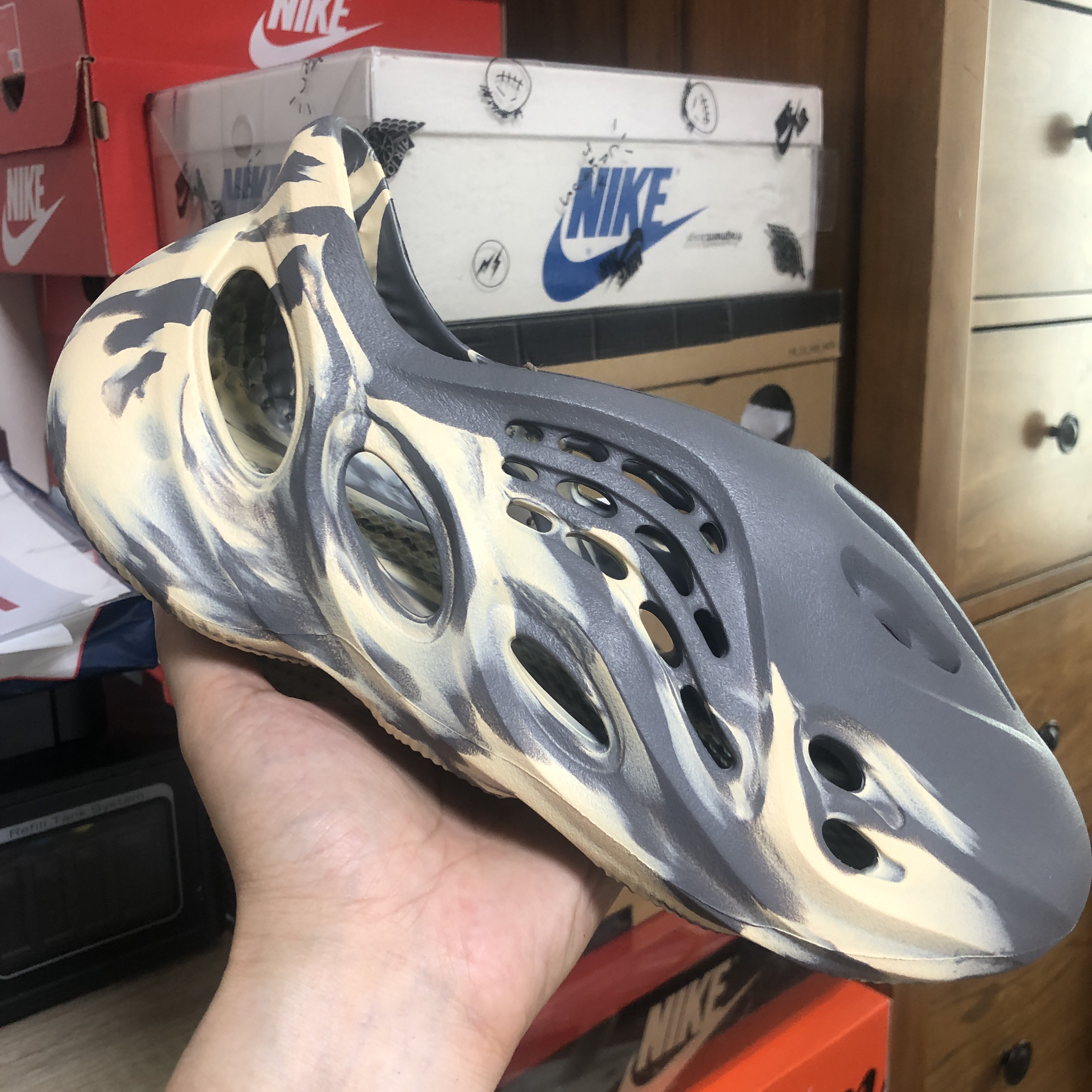 Adidas Yeezy Foam RNNR MXT Moon Gray 착용 스타일 - 2