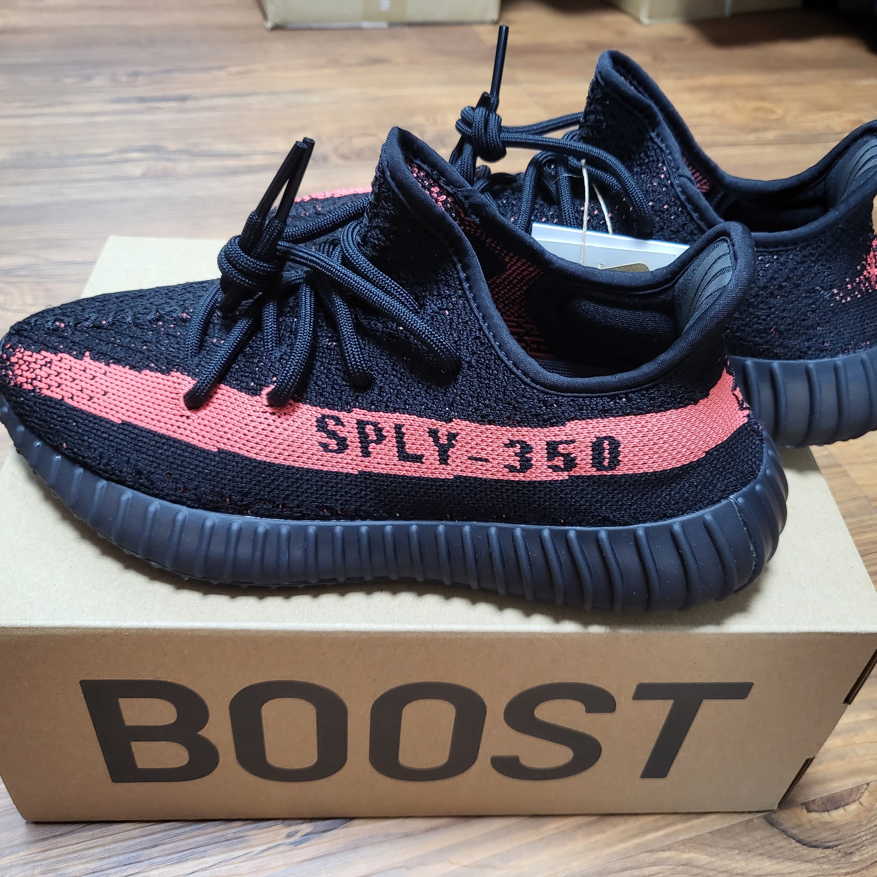 Adidas Yeezy Boost 350 V2 Core Black Red 2022/2023 착용 스타일 - 2