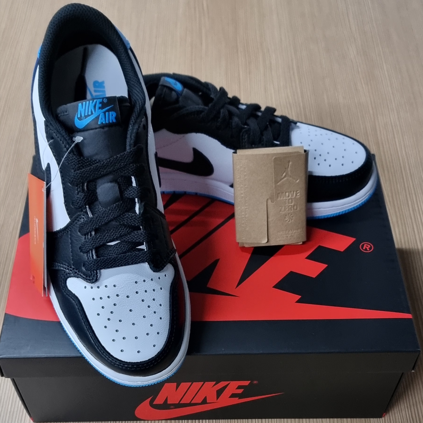 Jordan 1 Retro Low OG Black and Dark Powder Blue 착용 스타일