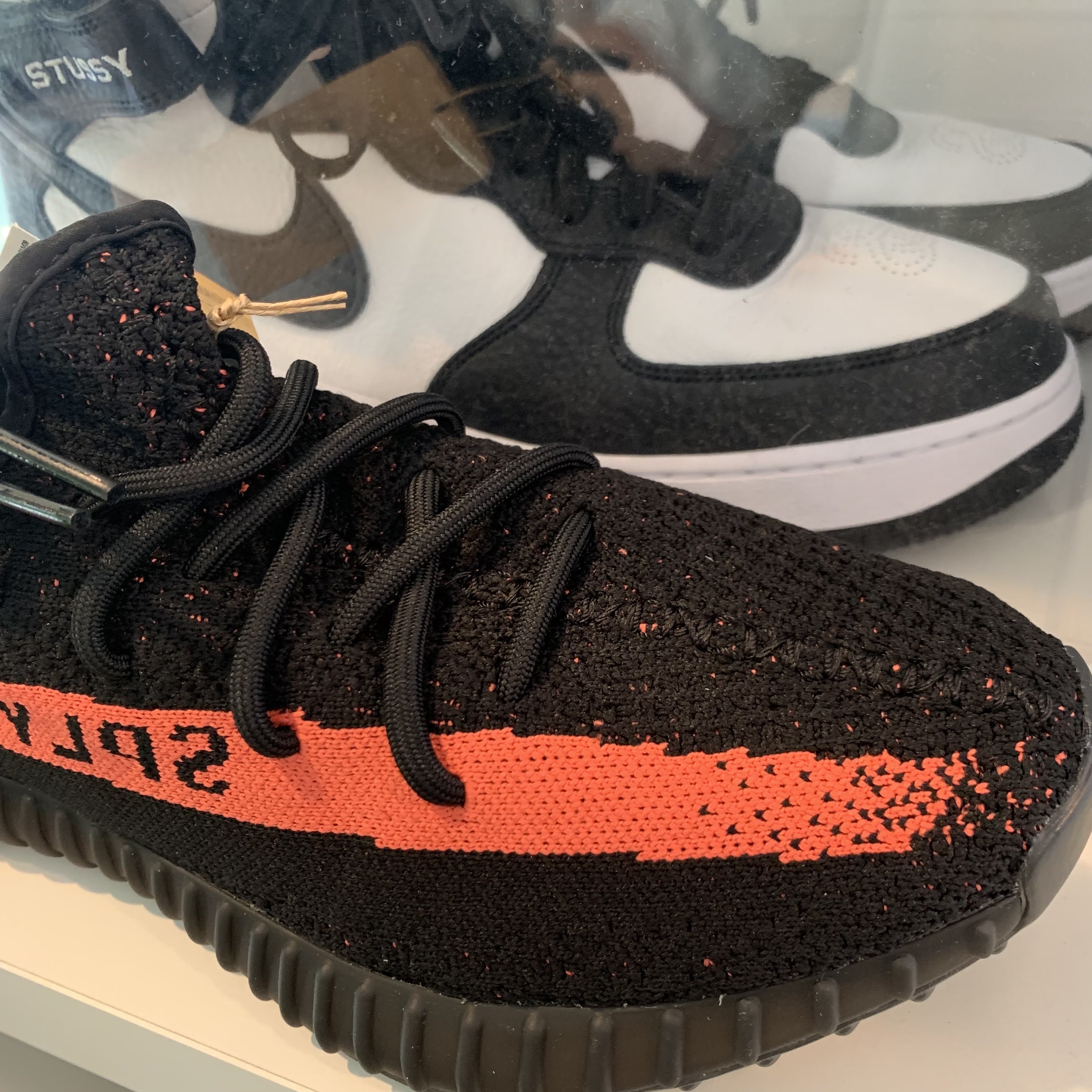 Adidas Yeezy Boost 350 V2 Core Black Red 2022/2023 착용 스타일 - 2