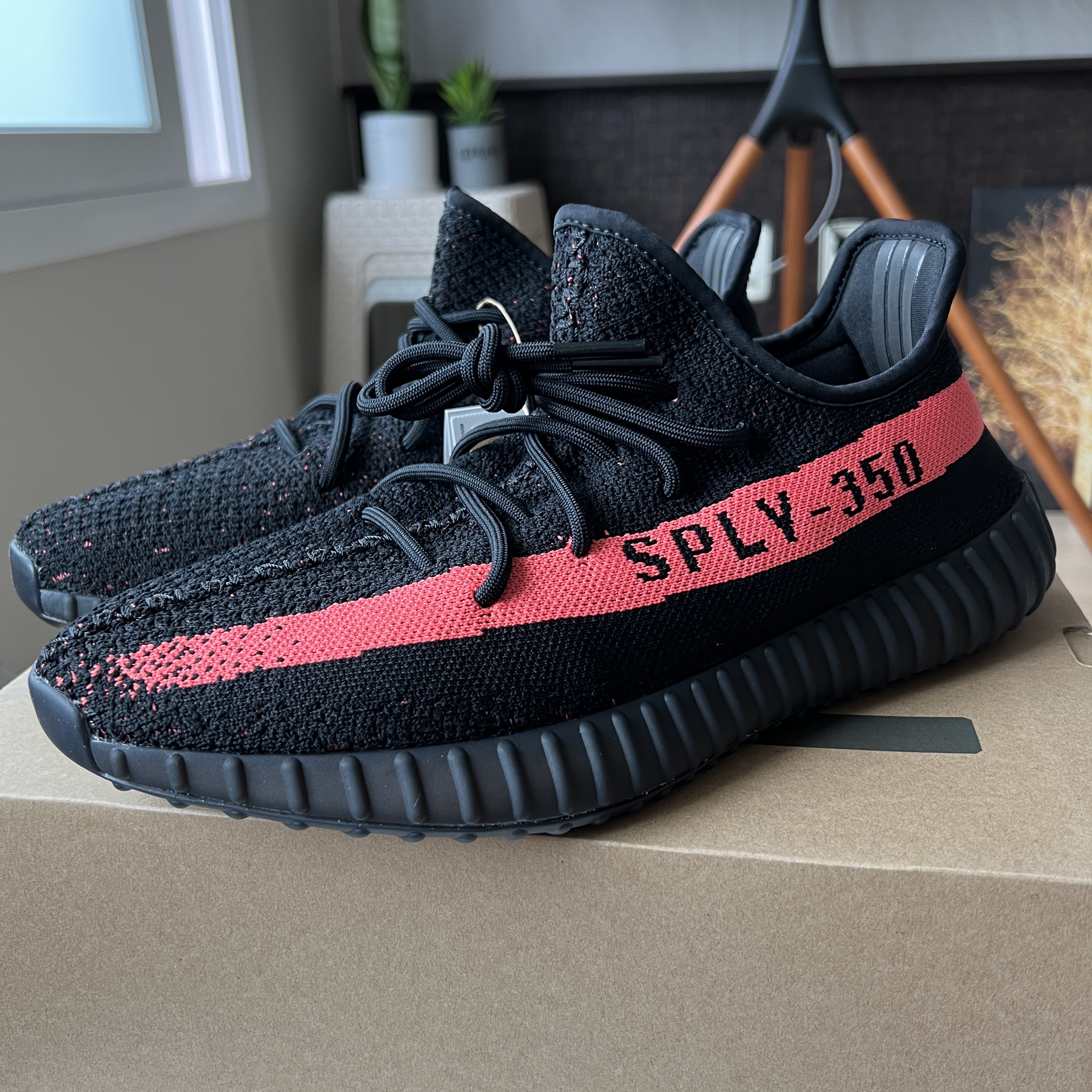 Adidas Yeezy Boost 350 V2 Core Black Red 2022/2023 착용 스타일 - 4