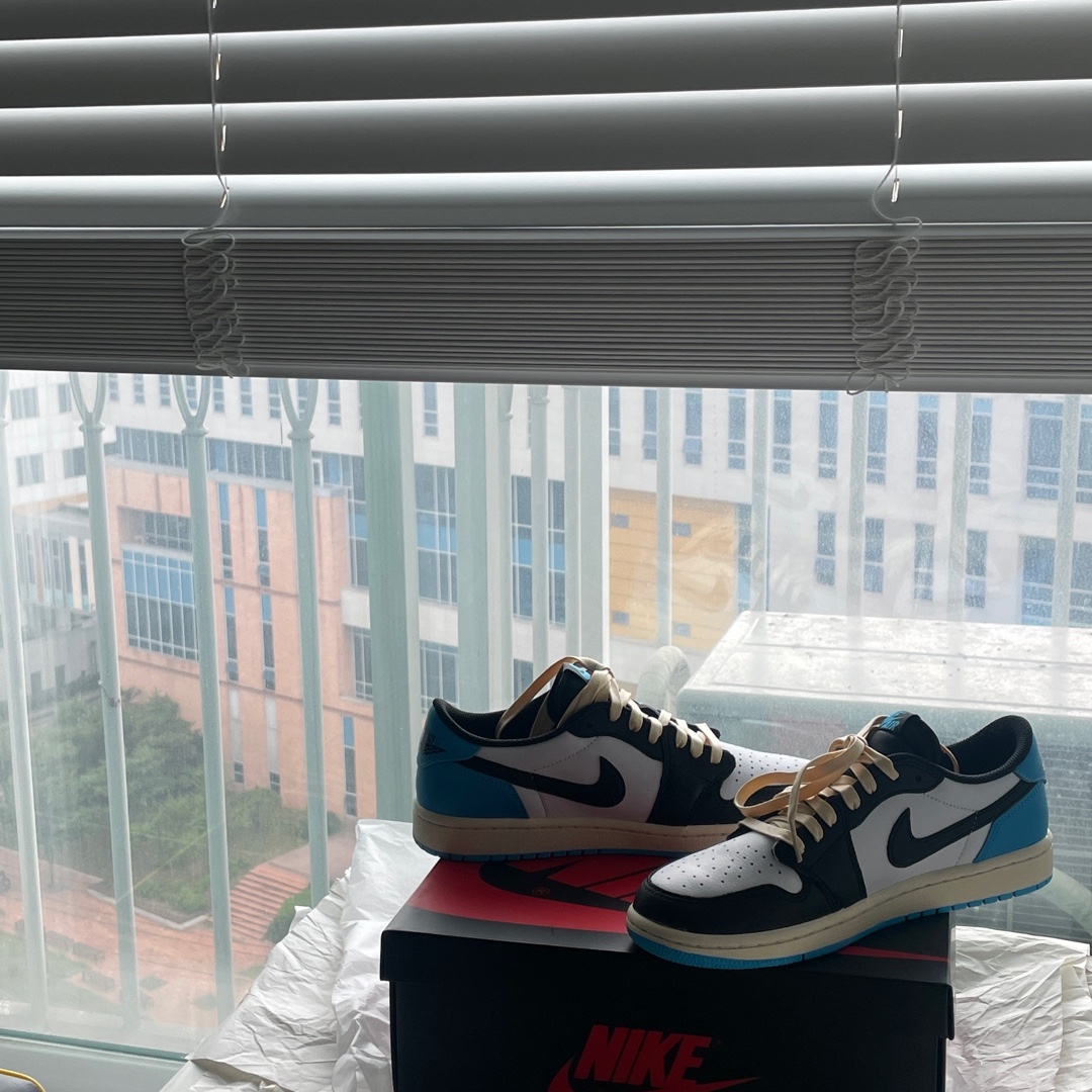 (W) Jordan 1 Retro Low OG Black and Dark Powder Blue 착용 스타일 - 1