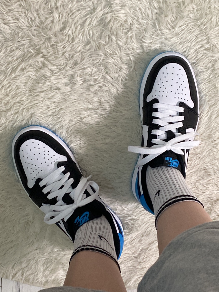 Jordan 1 Retro Low OG Black and Dark Powder Blue 착용 스타일 - 2