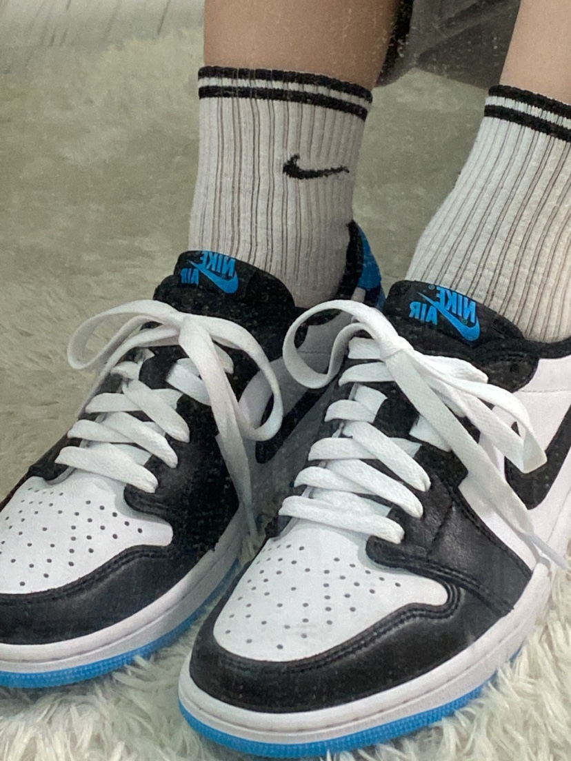 Jordan 1 Retro Low OG Black and Dark Powder Blue 착용 스타일 - 3