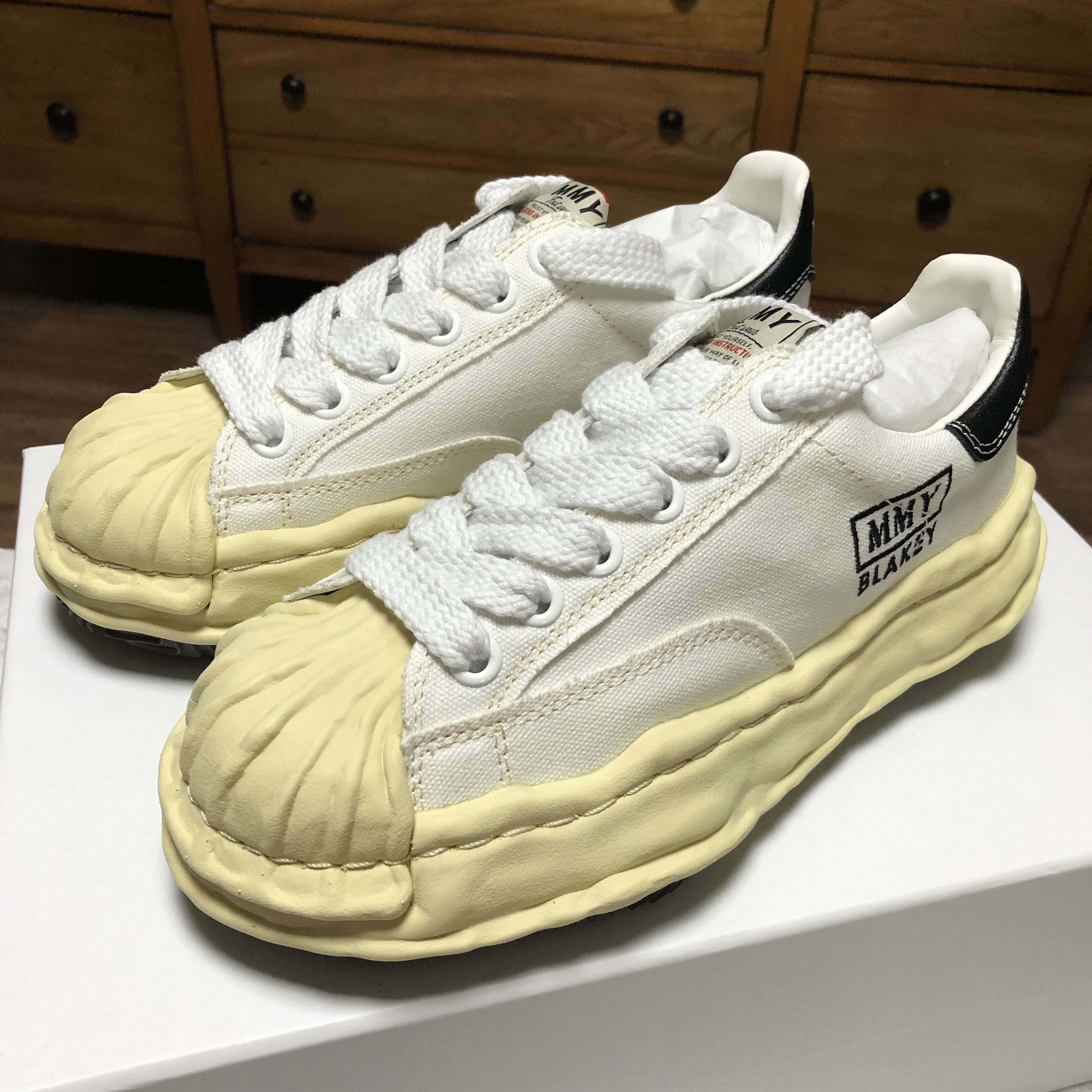 Maison Mihara Yasuhiro Blakey VL OG Sole Canvas Low-top Sneakers White 착용 스타일