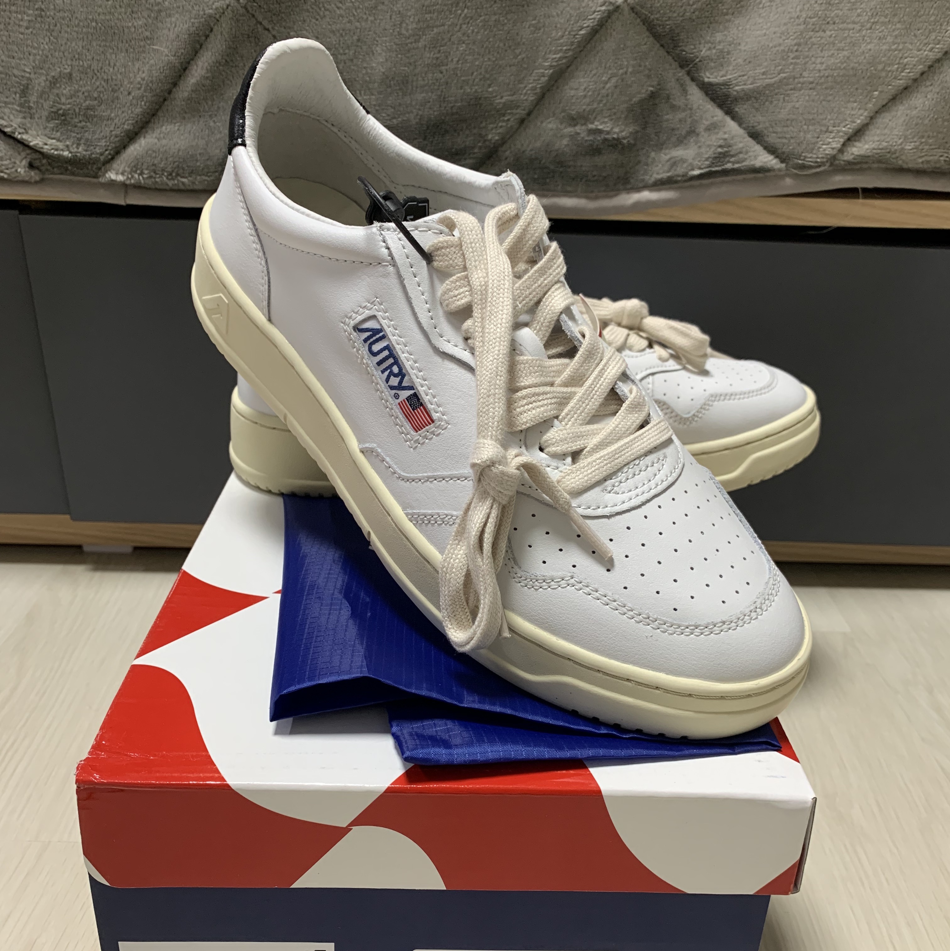 Autry Medalist Low Leather Sneakers White Black 착용 스타일 - 2