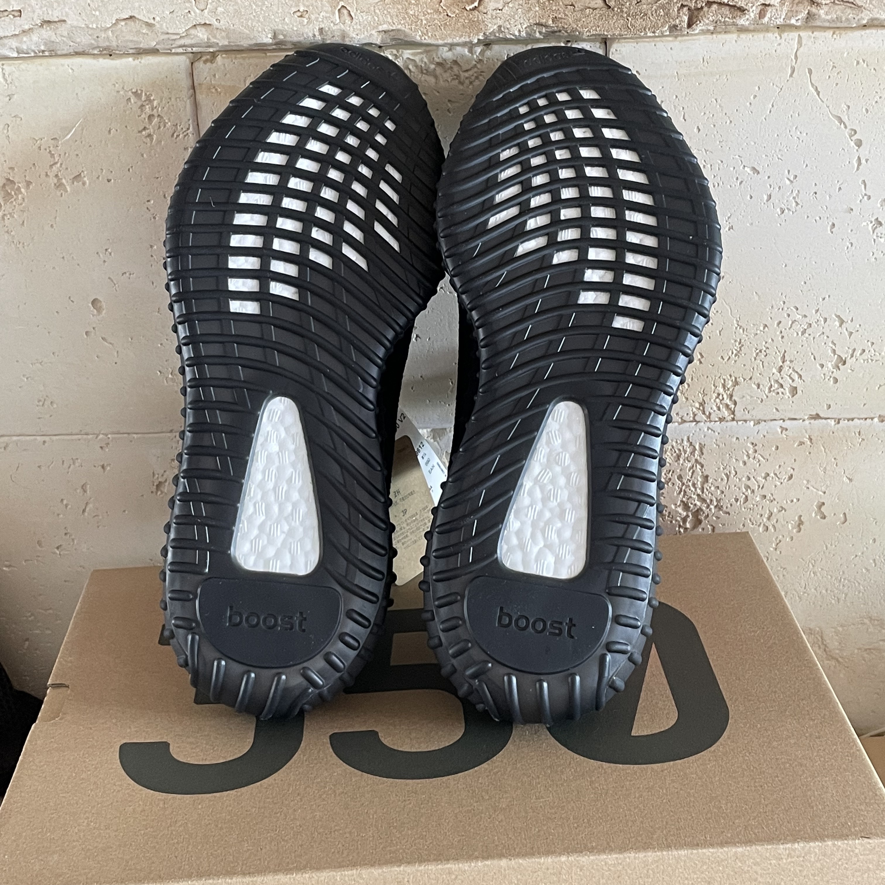 Adidas Yeezy Boost 350 V2 Core Black Red 2022/2023, Nike Dunk Low Retro Championship Court Purple 착용 스타일 - 4