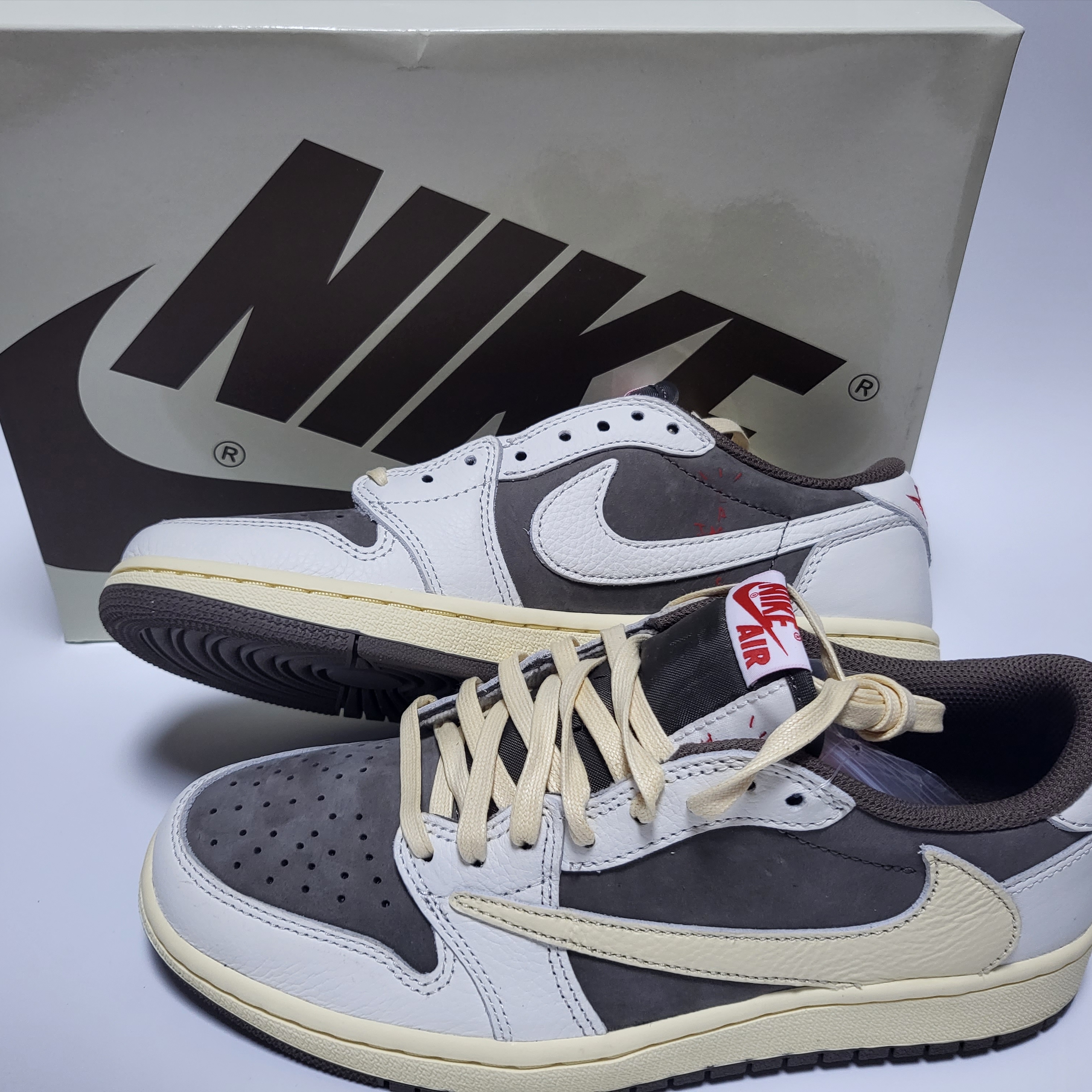 Jordan 1 x Travis Scott Retro Low OG SP Sail and Ridgerock 착용 스타일