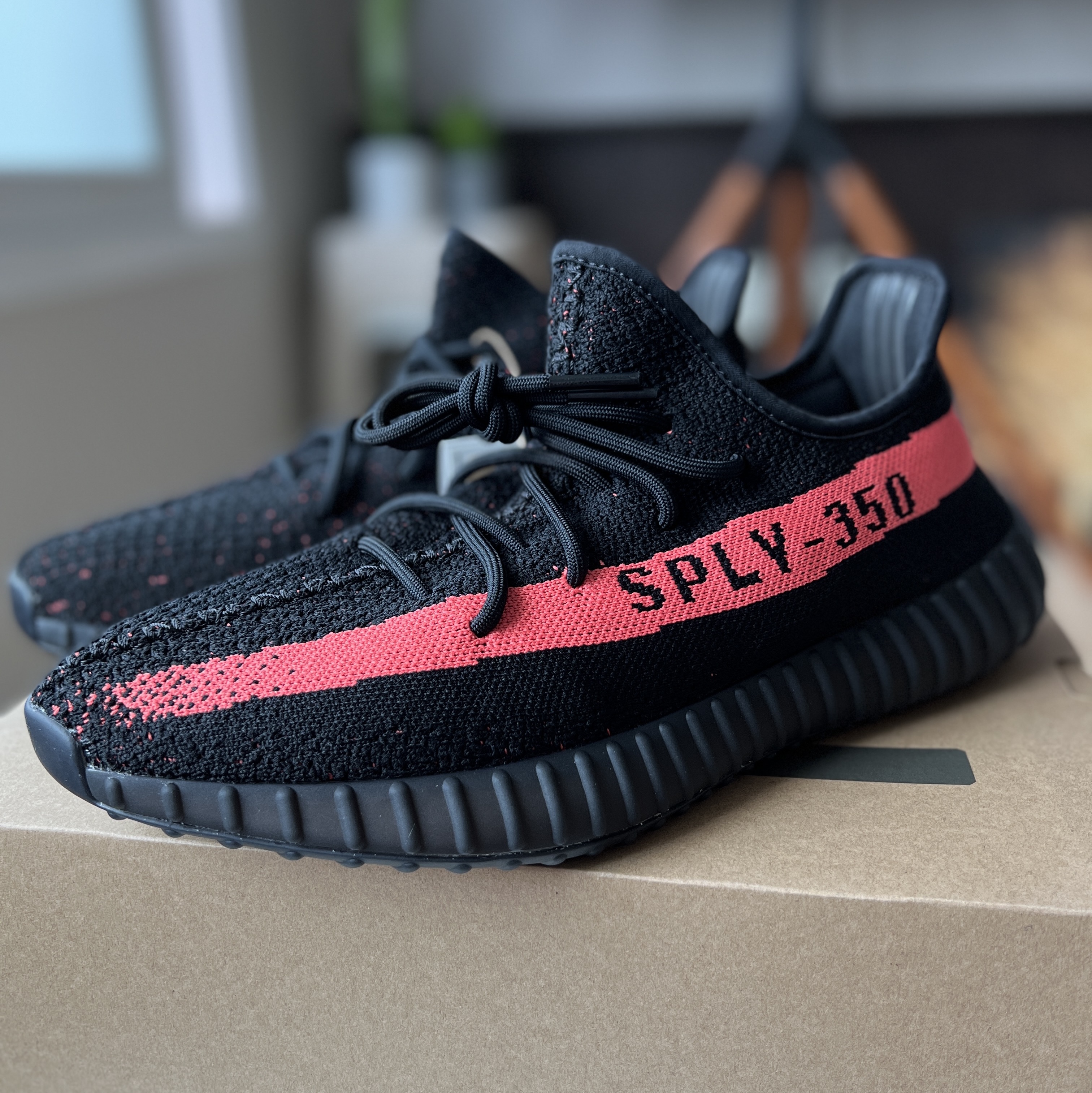 Adidas Yeezy Boost 350 V2 Core Black Red 2022/2023 착용 스타일 - 3