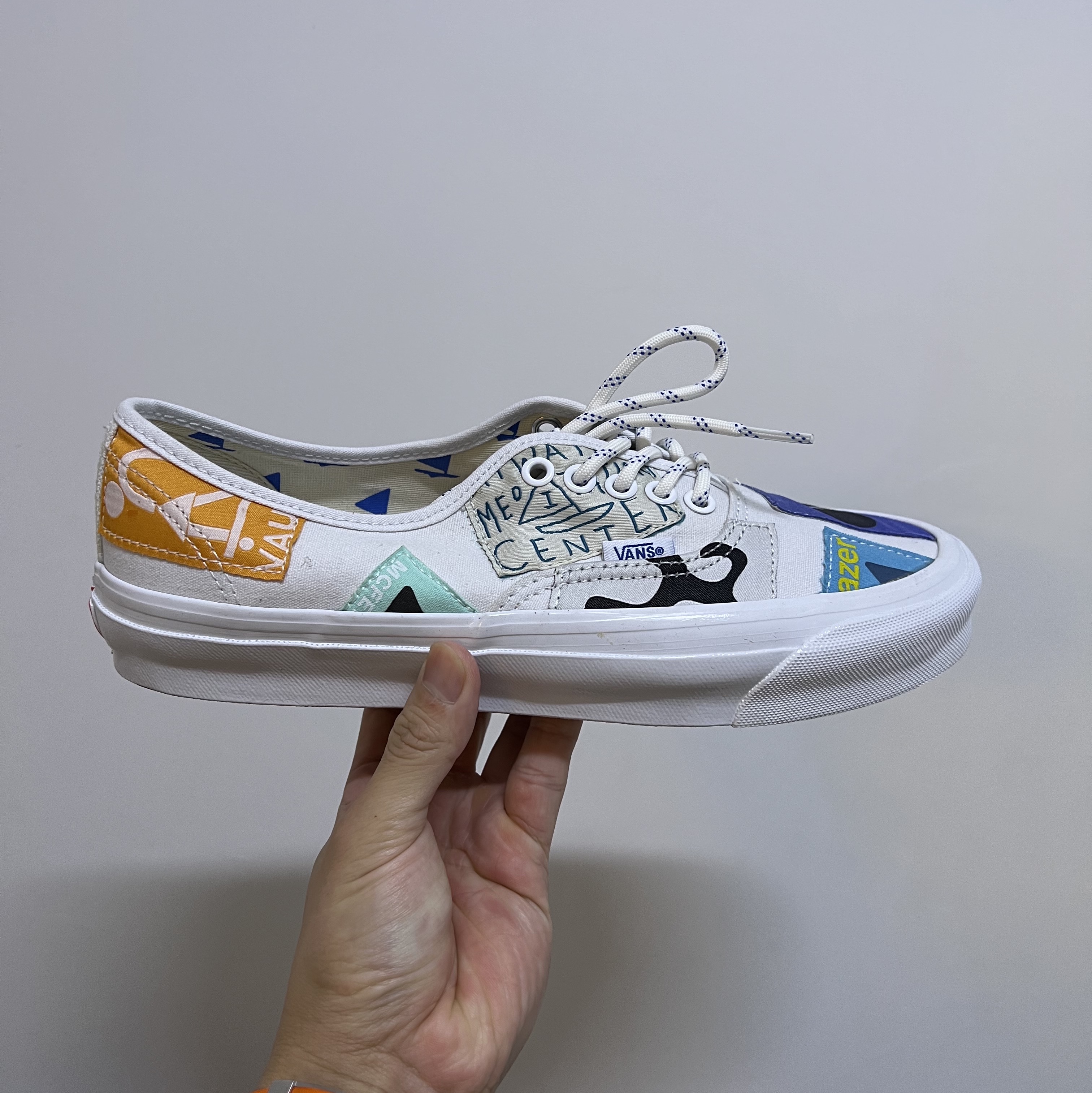 Vans Vault x Geoff McFetridge OG Authentic LX Gamelan of Tags 착용 스타일 - 1