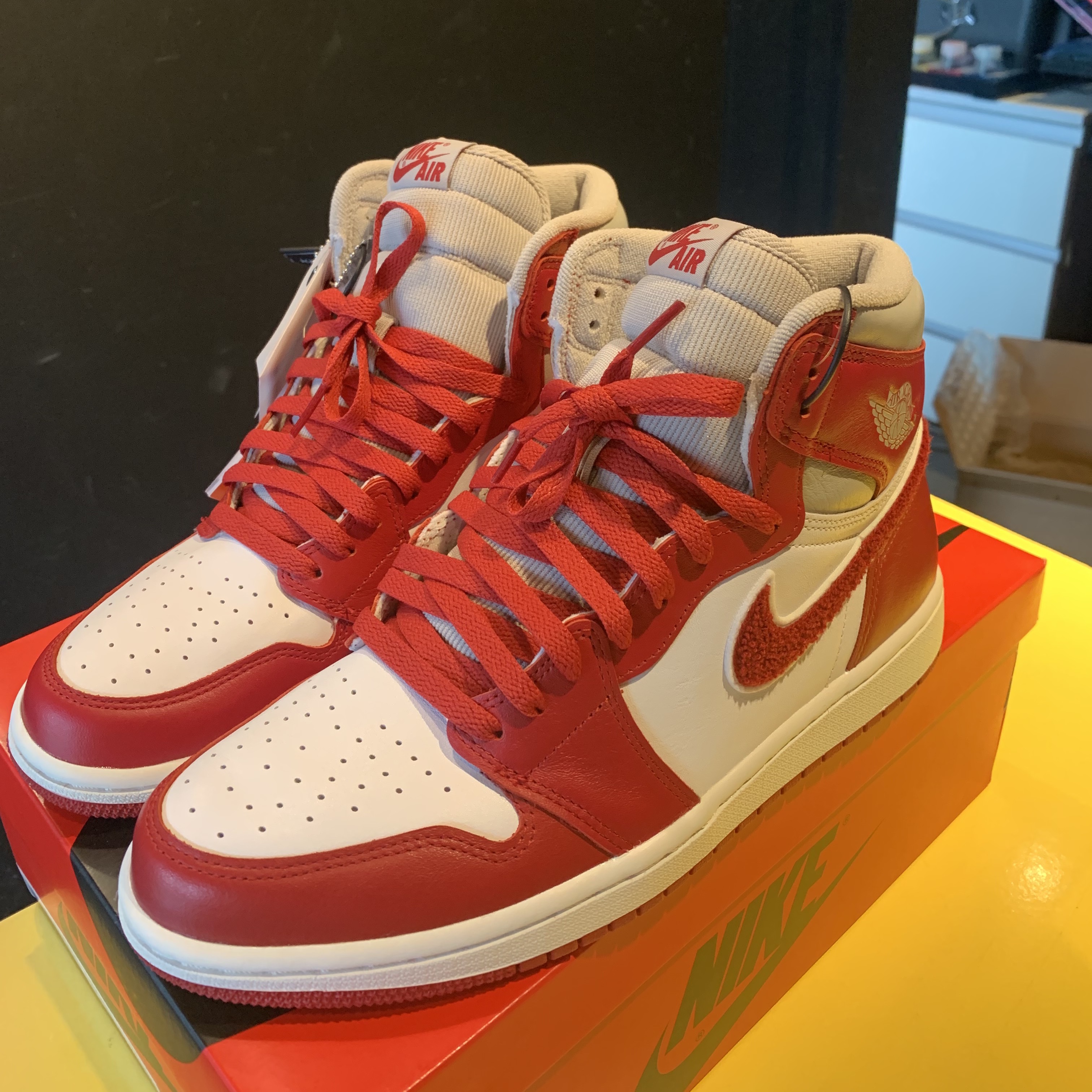 (W) Jordan 1 Retro High OG Varsity Red 착용 스타일