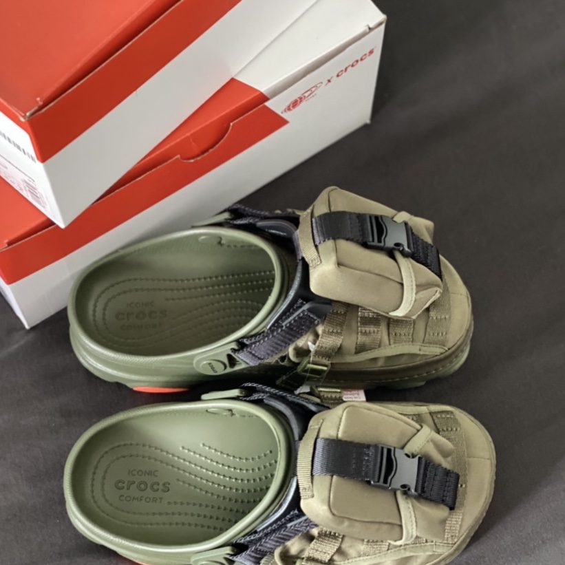 Crocs x Beams Classic All Terrain MA-1 Jacket Clog Olive 착용 스타일 - 1
