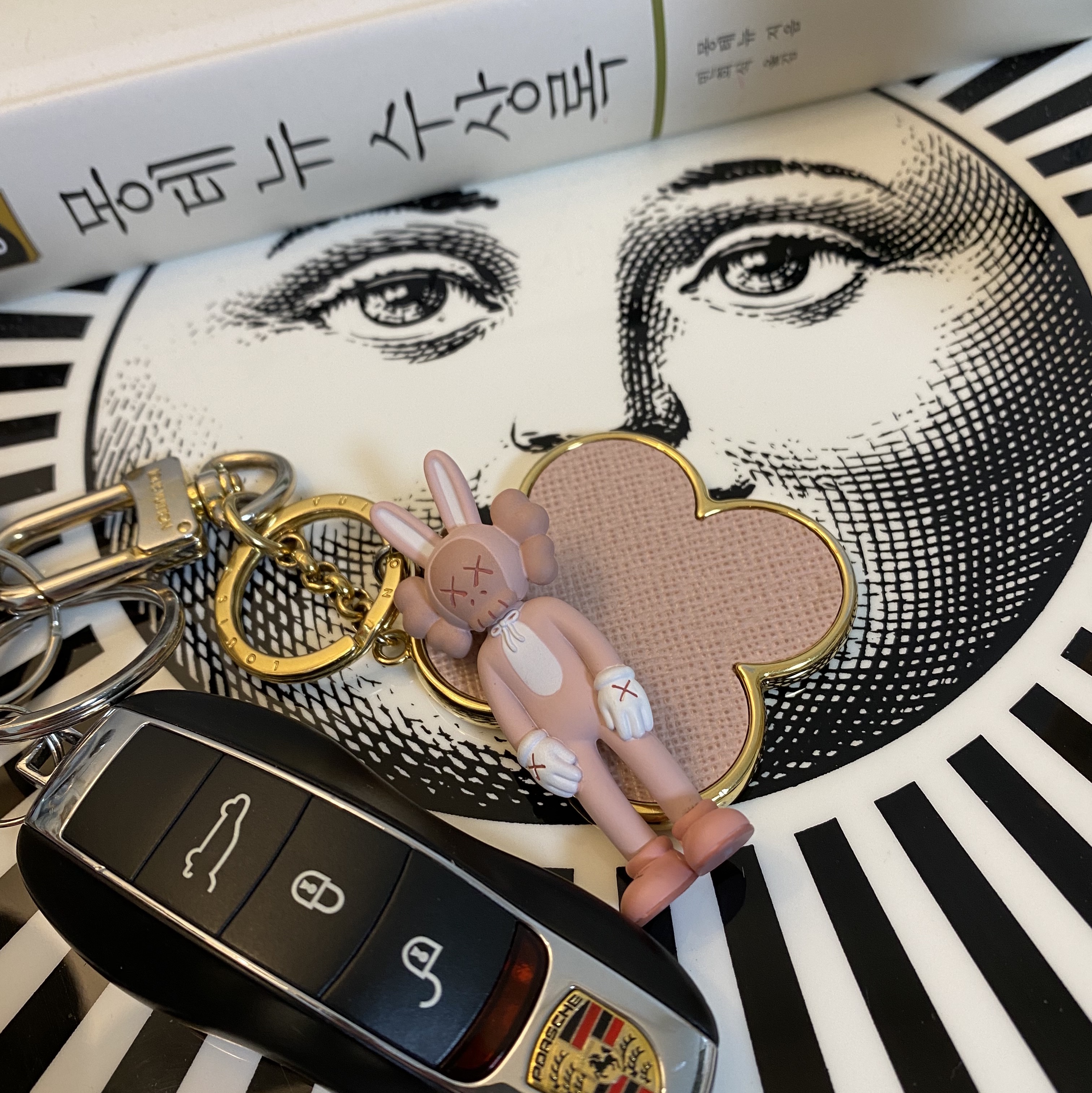 Kaws Tokyo First Accomplice Keychain Pink 착용 스타일 - 2