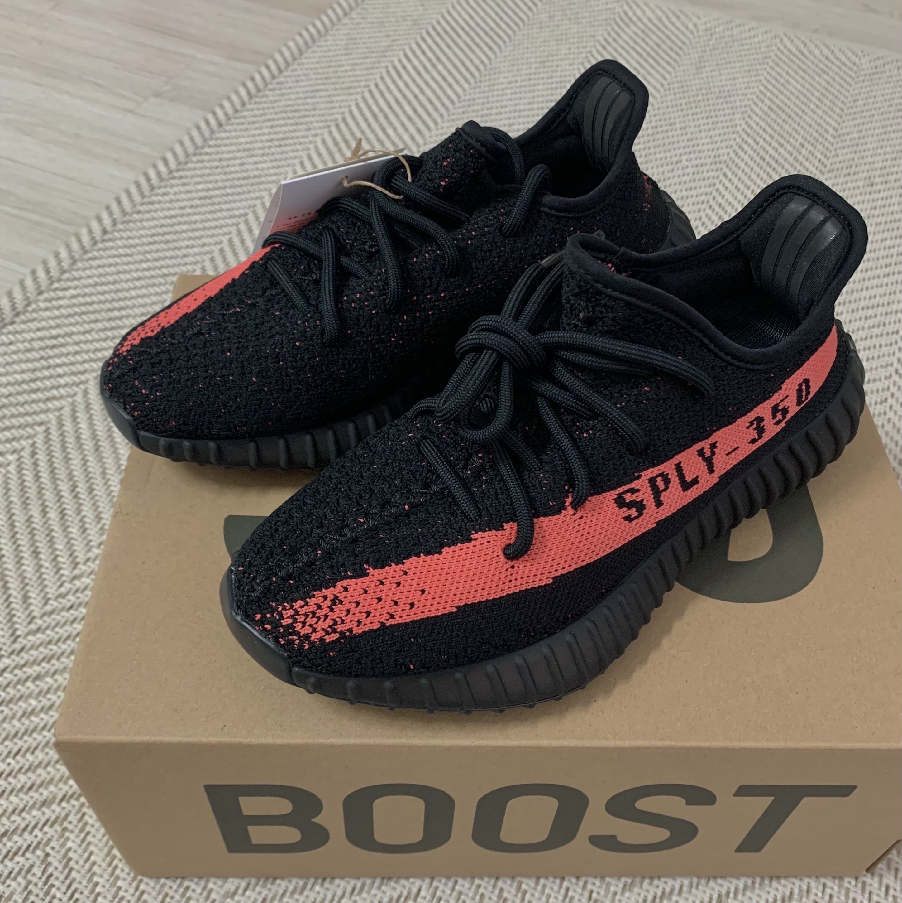 Adidas Yeezy Boost 350 V2 Core Black Red 2022/2023 착용 스타일