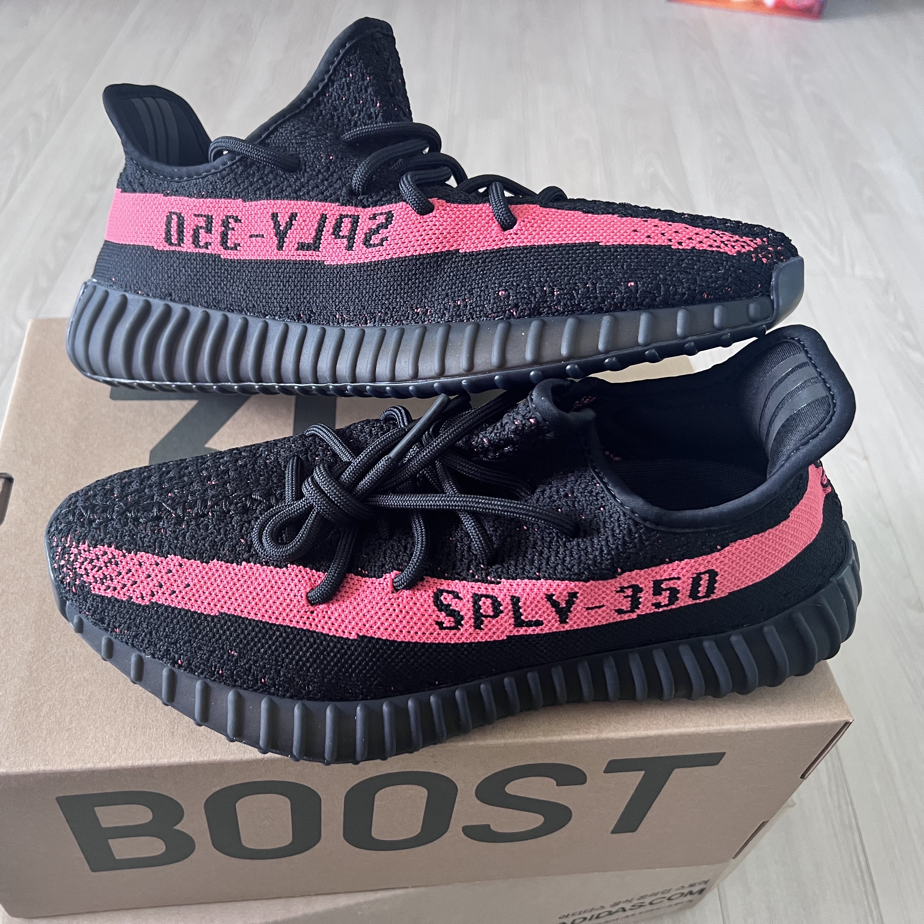 Adidas Yeezy Boost 350 V2 Core Black Red 2022/2023 착용 스타일