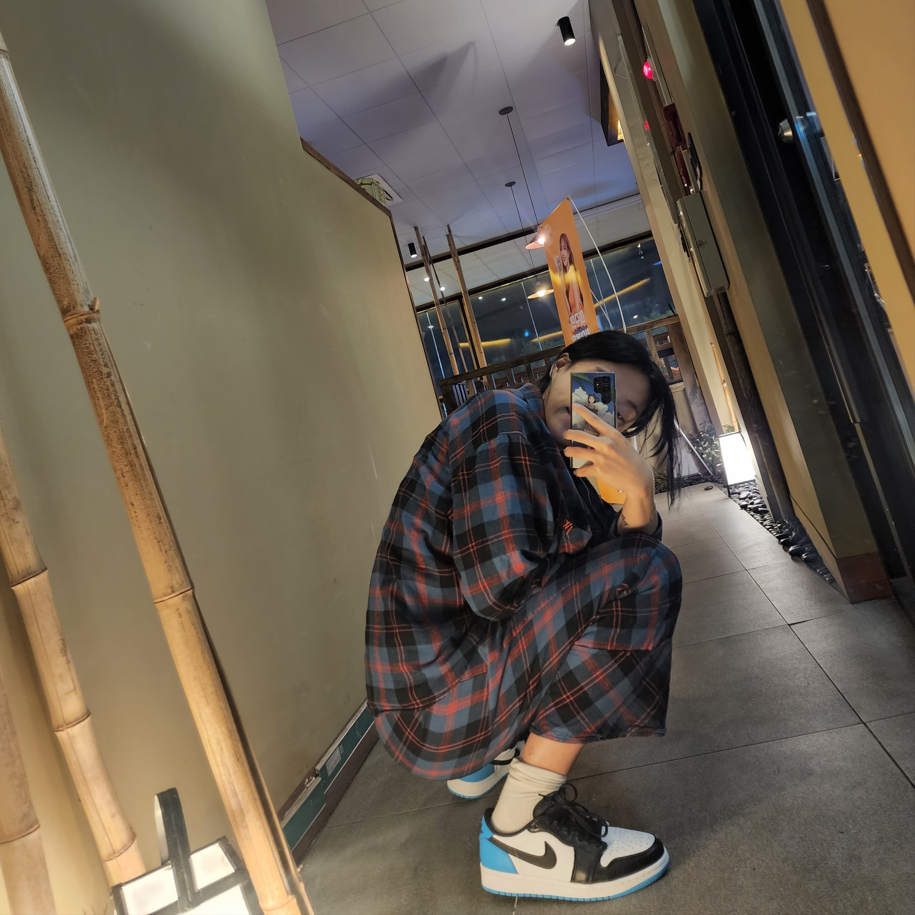Jordan 1 Retro Low OG Black and Dark Powder Blue 착용 스타일 - 2