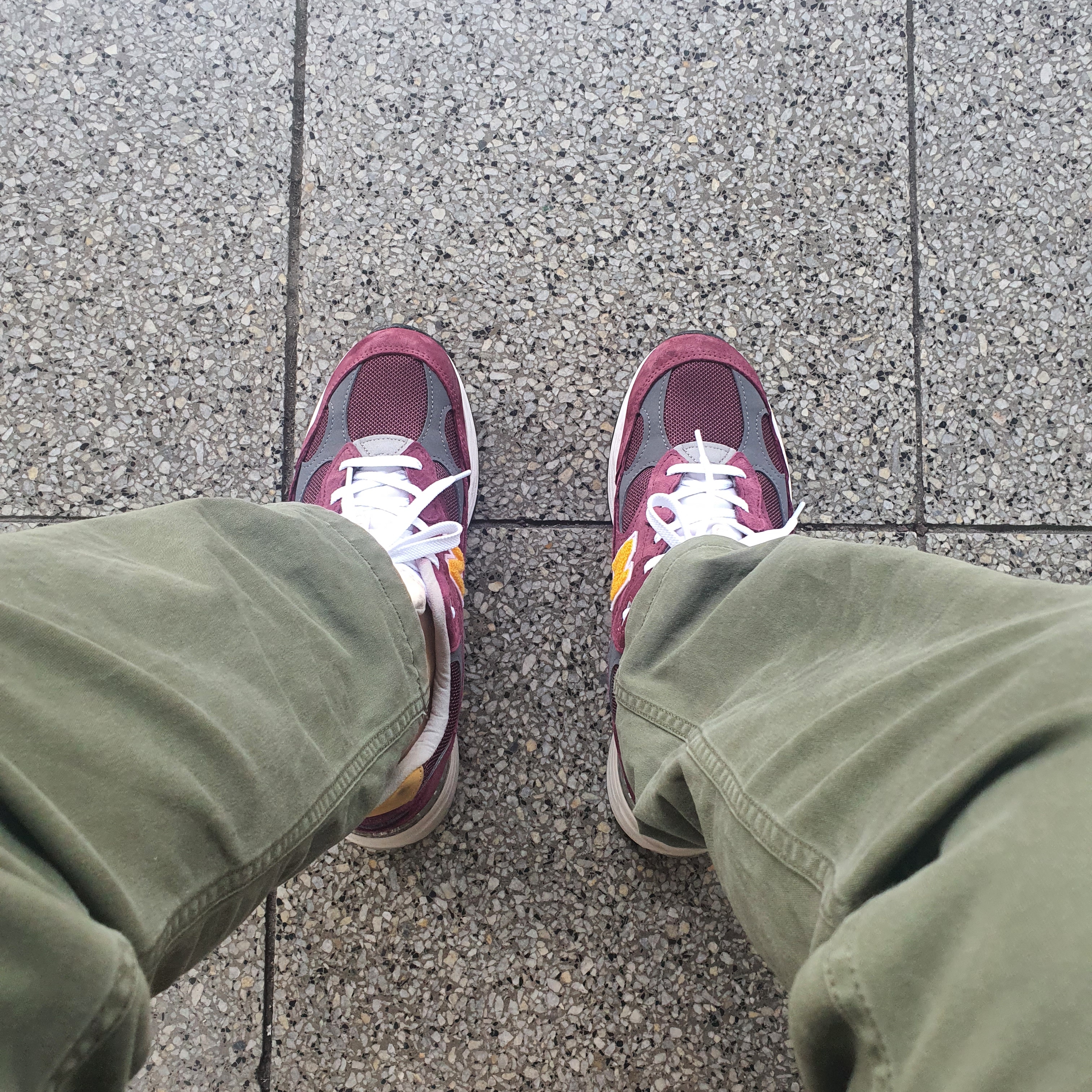 New Balance 992 Made in USA Burgundy Gold 착용 스타일 - 4